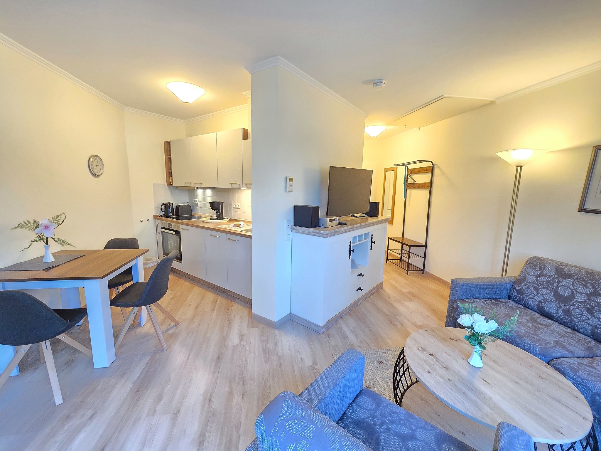 Dünenpark Binz Komfortplus Ferienwohnung mit 1 Schlafzimmer und Balkon im Dachgeschoss (271) Insel Rügen - Wohnzimmer