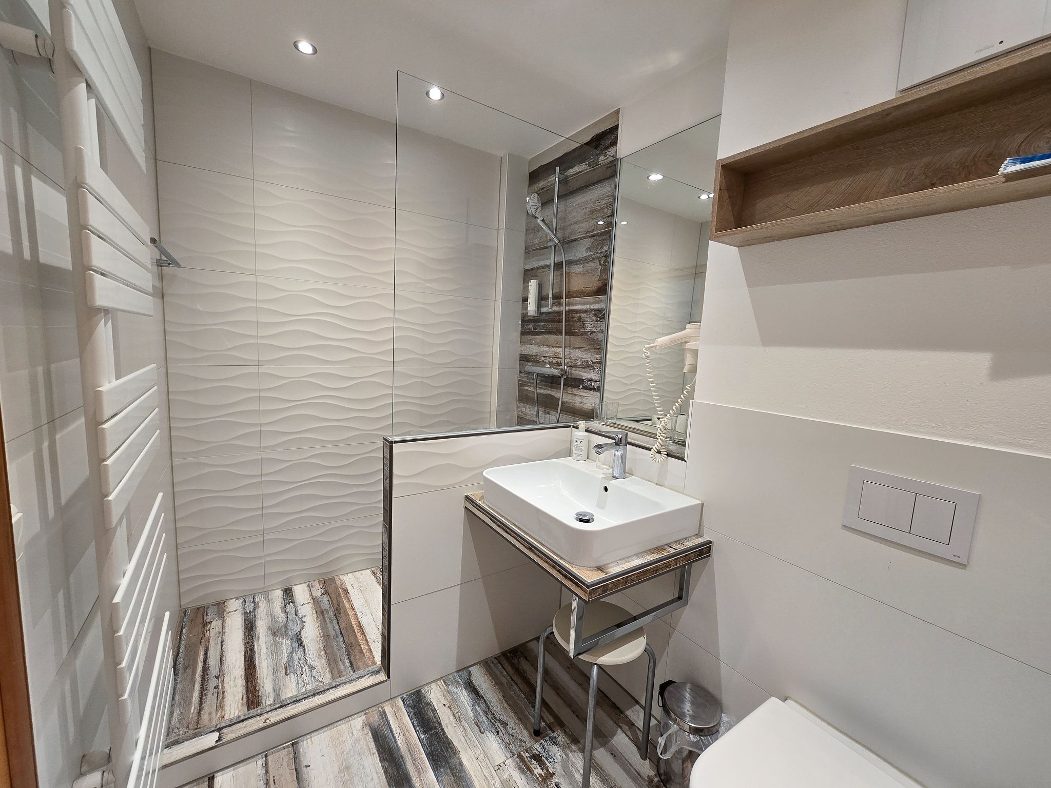 Dünenpark Binz Komfortplus Ferienwohnung mit 1 Schlafzimmer und Balkon im Dachgeschoss (148) Insel Rügen - Badezimmer