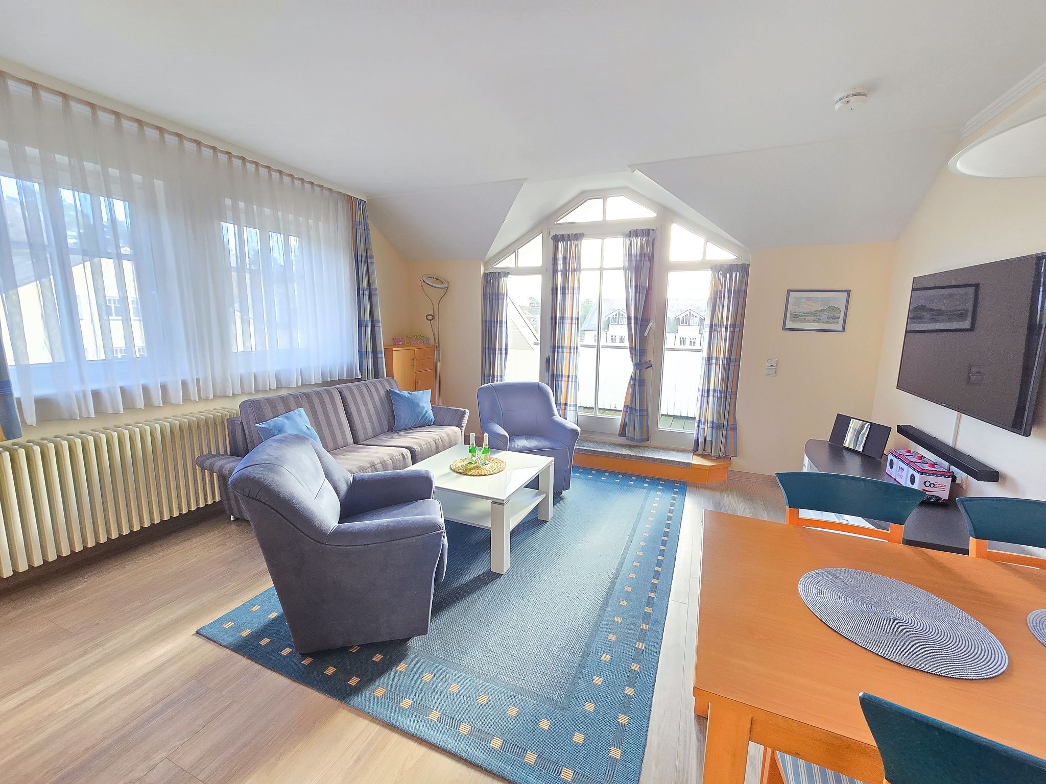 Dünenpark Binz Komfort Ferienwohnung mit 1 Schlafzimmer und Balkon im Dachgeschoss (024) Insel Rügen - Wohnzimmer