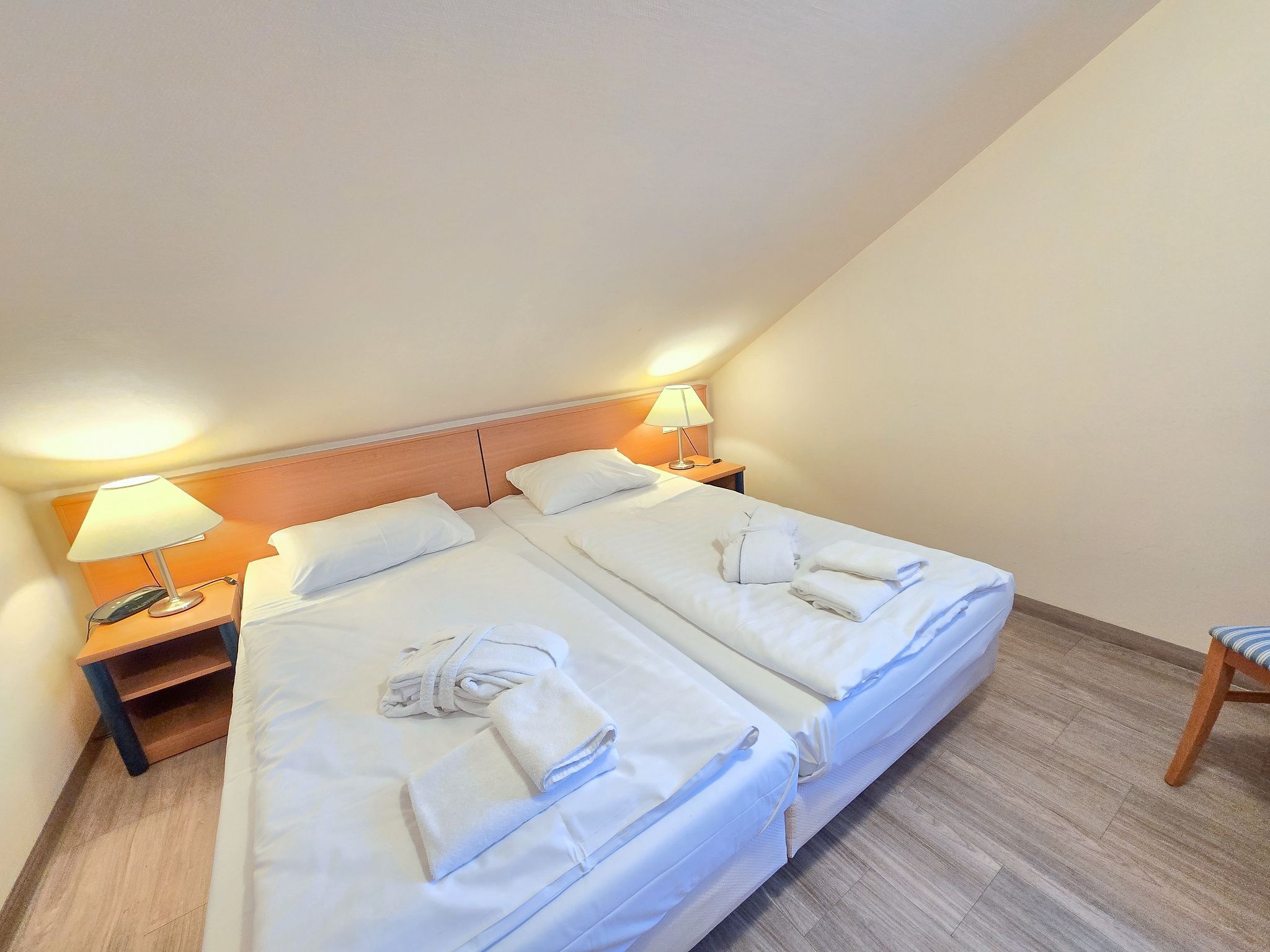 Dünenpark Binz Komfort Ferienwohnung mit 1 Schlafzimmer und Balkon im Dachgeschoss (024) Insel Rügen - Schlafzimmer