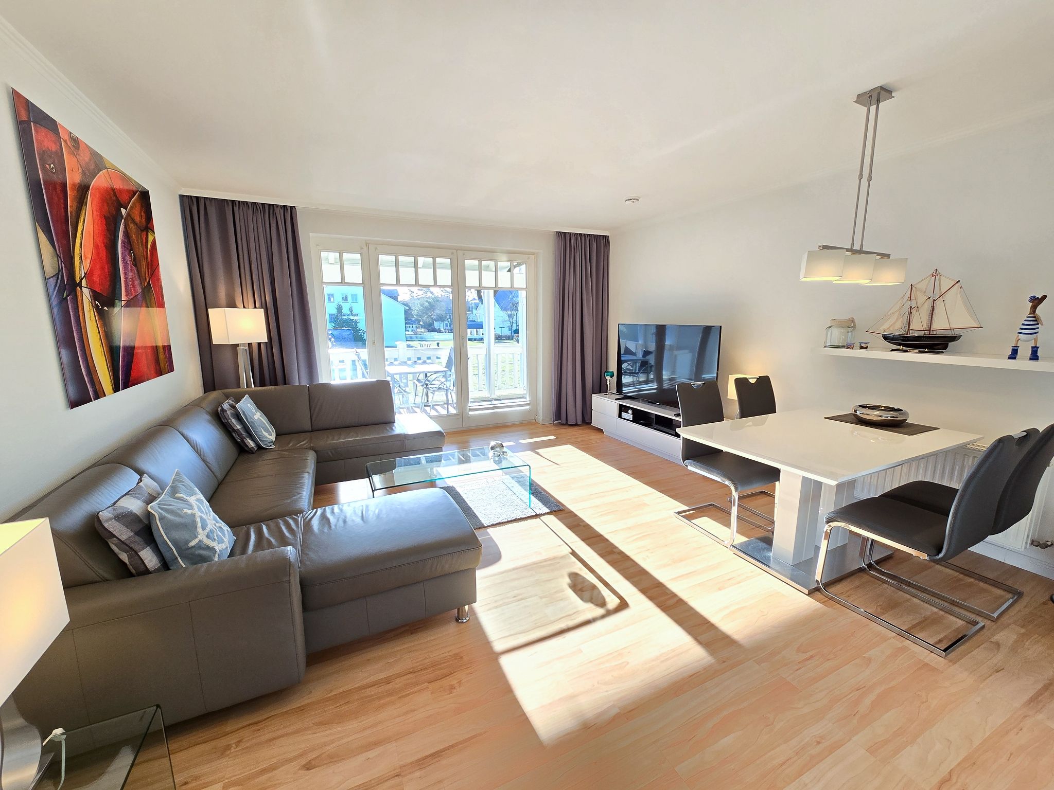 Dünenpark Binz Komfortplus Ferienwohnung mit 1 Schlafzimmer und Balkon im Obergeschoss (121) Insel Rügen - Wohnzimmer