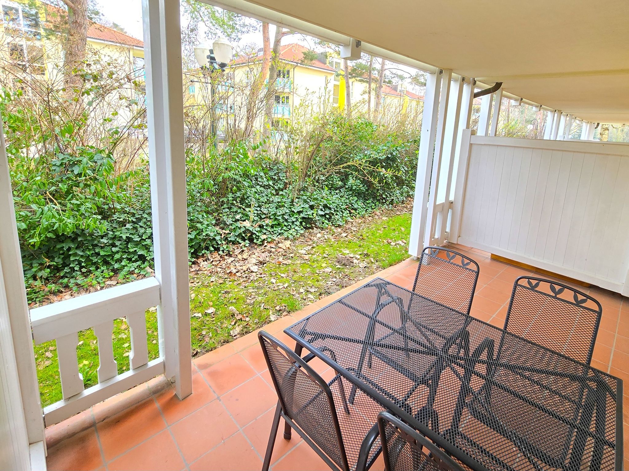 Dünenpark Binz Komfort Ferienwohnung mit 1 Schlafzimmer und Terrasse im Erdgeschoss (249) Insel Rügen - Terrasse