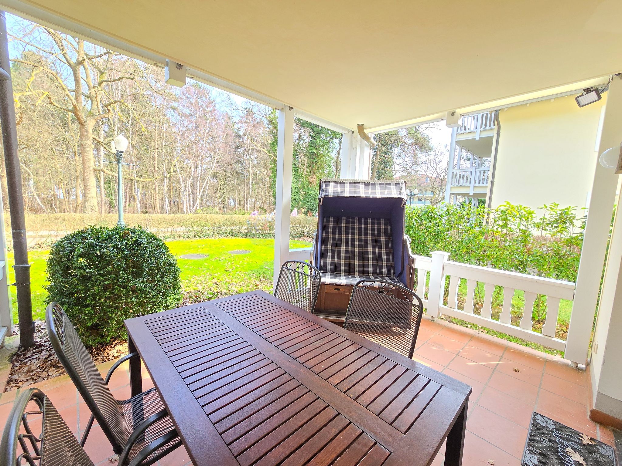 Dünenpark Binz Komfort Ferienwohnung mit 1 Schlafzimmer und Terrasse im Erdgeschoss (041) Insel Rügen - Terrasse