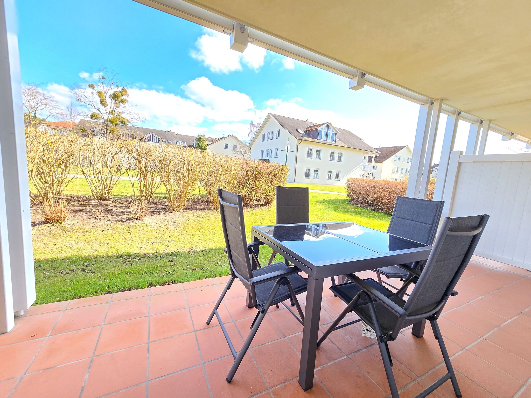 Dünenpark Binz Komfortplus Ferienwohnung mit 2 Schlafzimmern und Terrasse im Erdgeschoss (166) Insel Rügen - Terrasse