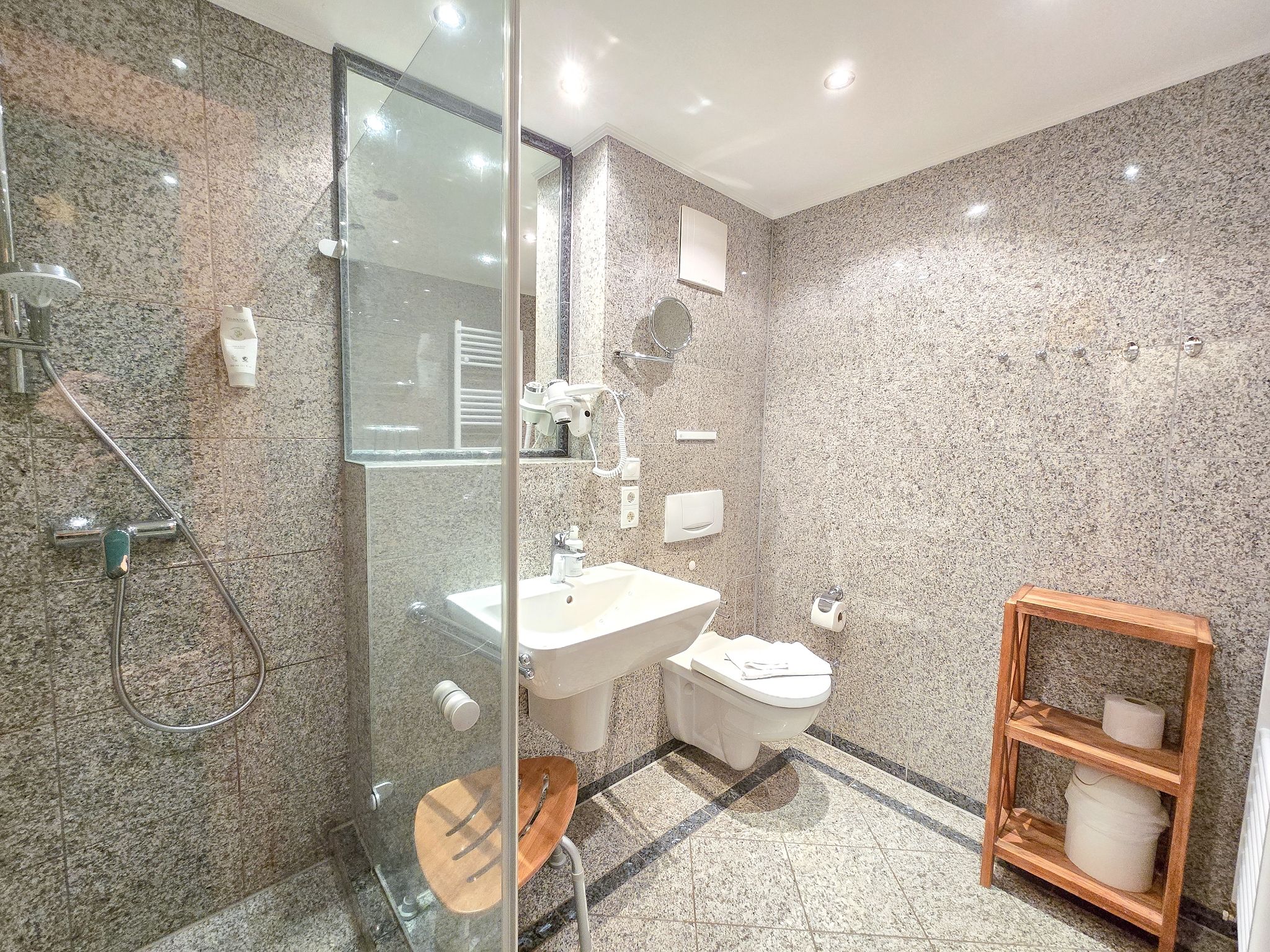 Dünenpark Binz Komfortplus Ferienwohnung mit 2 Schlafzimmern und Terrasse im Erdgeschoss (166) Insel Rügen - Badezimmer