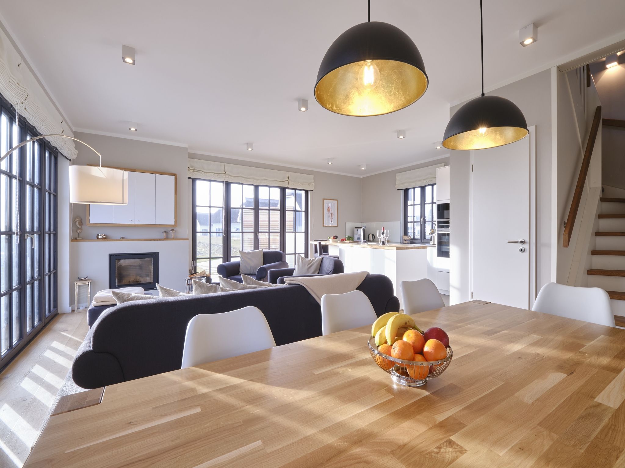 LuxusPlus Reetdachvilla mit 4 Schlafzimmern, Außensauna, Loungebereich und Kamin (G07) - Wohnzimmer