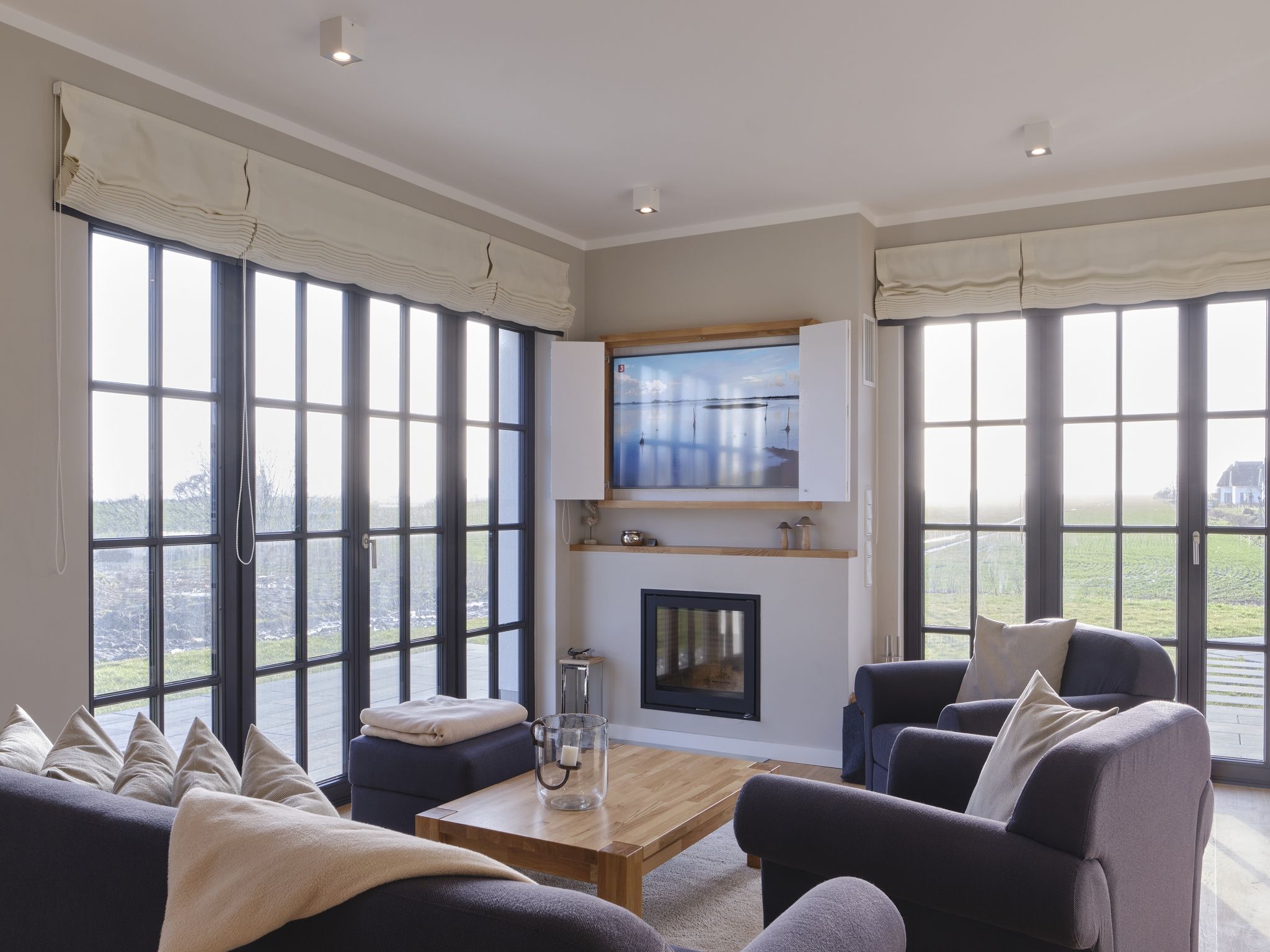 LuxusPlus Reetdachvilla mit 4 Schlafzimmern, Außensauna, Loungebereich und Kamin (G07) - Wohnzimmer