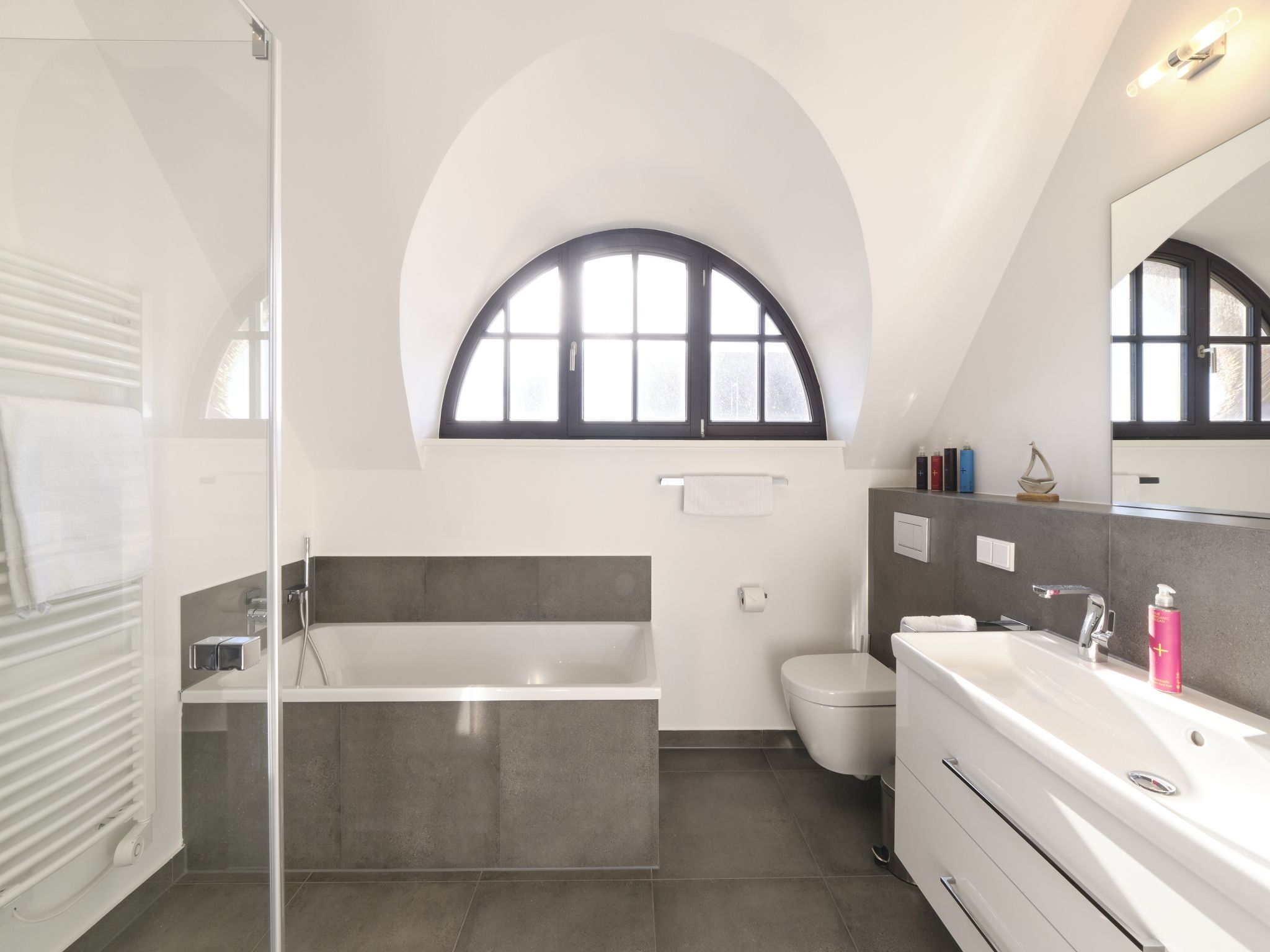 LuxusPlus Reetdachvilla mit 4 Schlafzimmern, Außensauna, Loungebereich und Kamin (G07) - Badezimmer