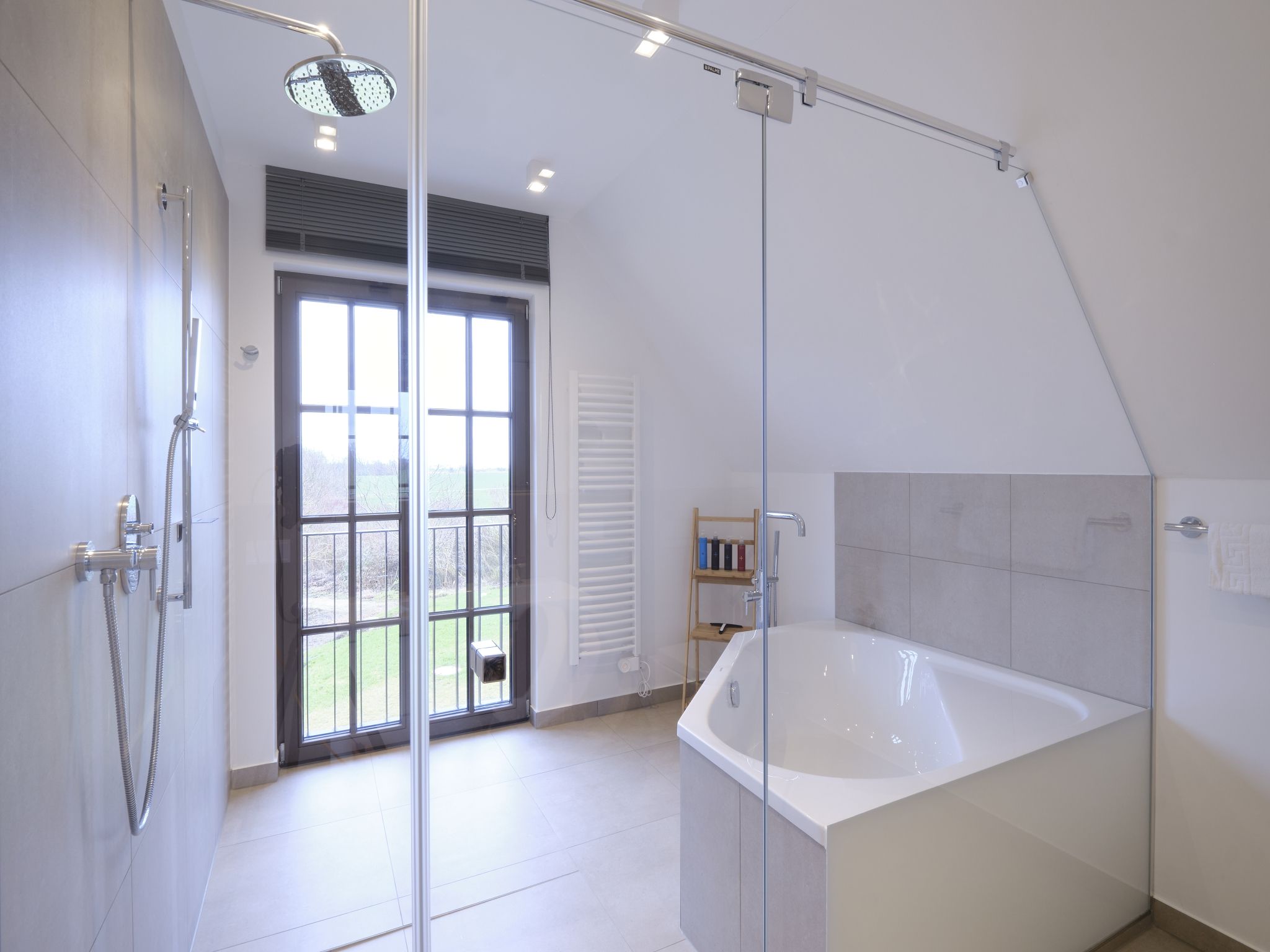 LuxusPlus Reetdachvilla mit 4 Schlafzimmern, Außensauna, Loungebereich und Kamin (H06) - Badezimmer