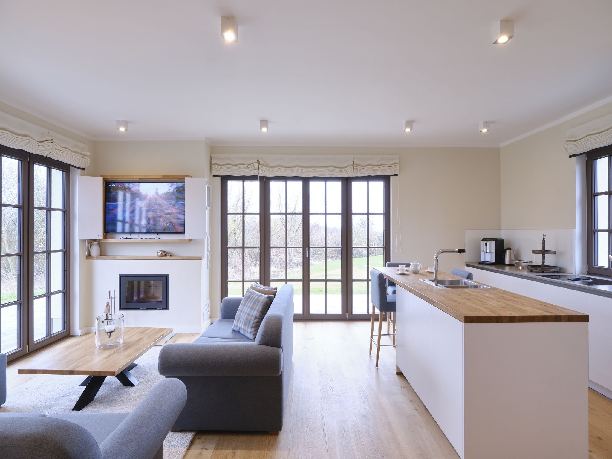 LuxusPlus Reetdachvilla mit 4 Schlafzimmern, Außensauna, Loungebereich und Kamin (H06) - Küche / Küchenzeile