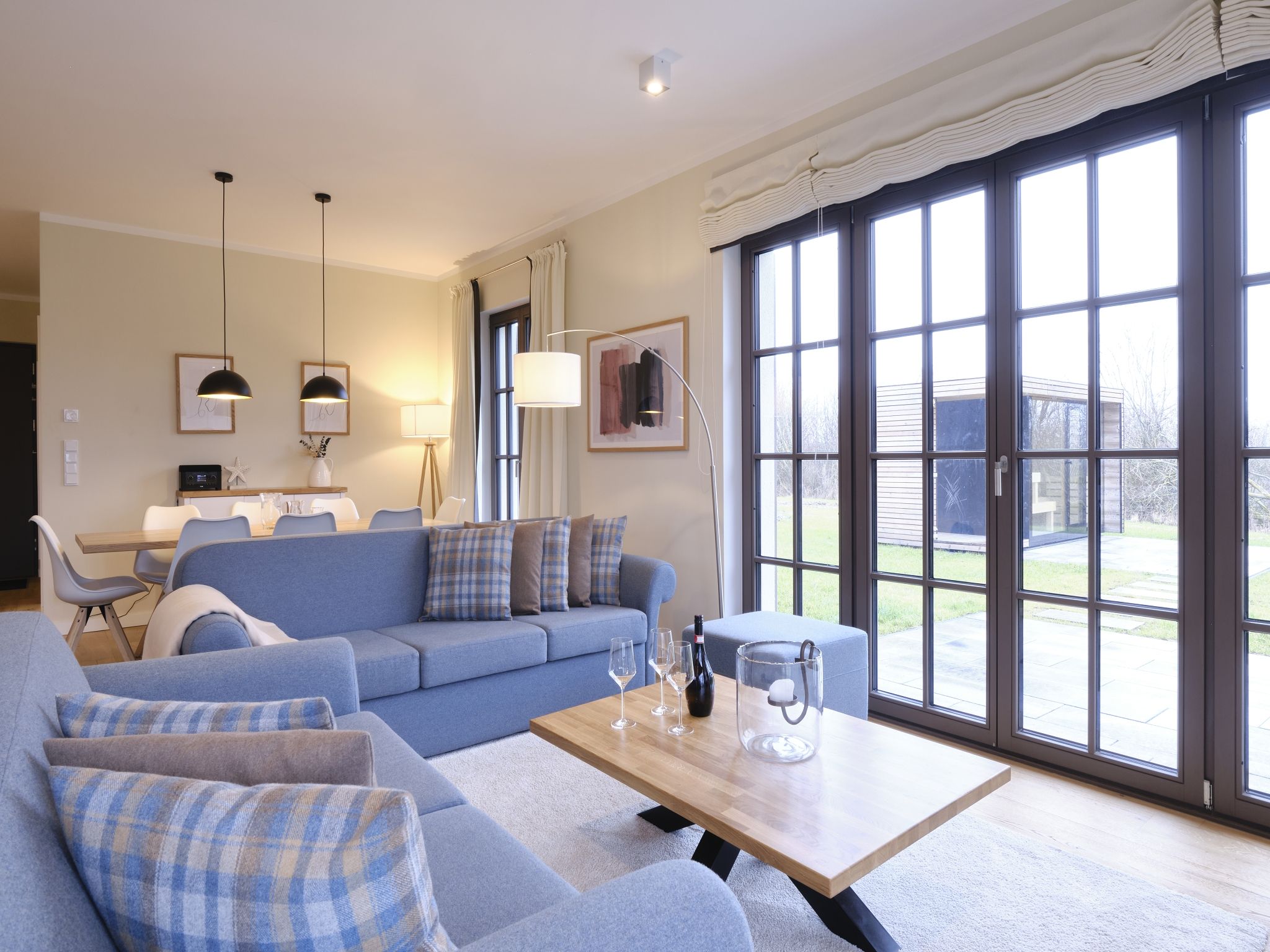 LuxusPlus Reetdachvilla mit 4 Schlafzimmern, Außensauna, Loungebereich und Kamin (H06) - Wohnzimmer