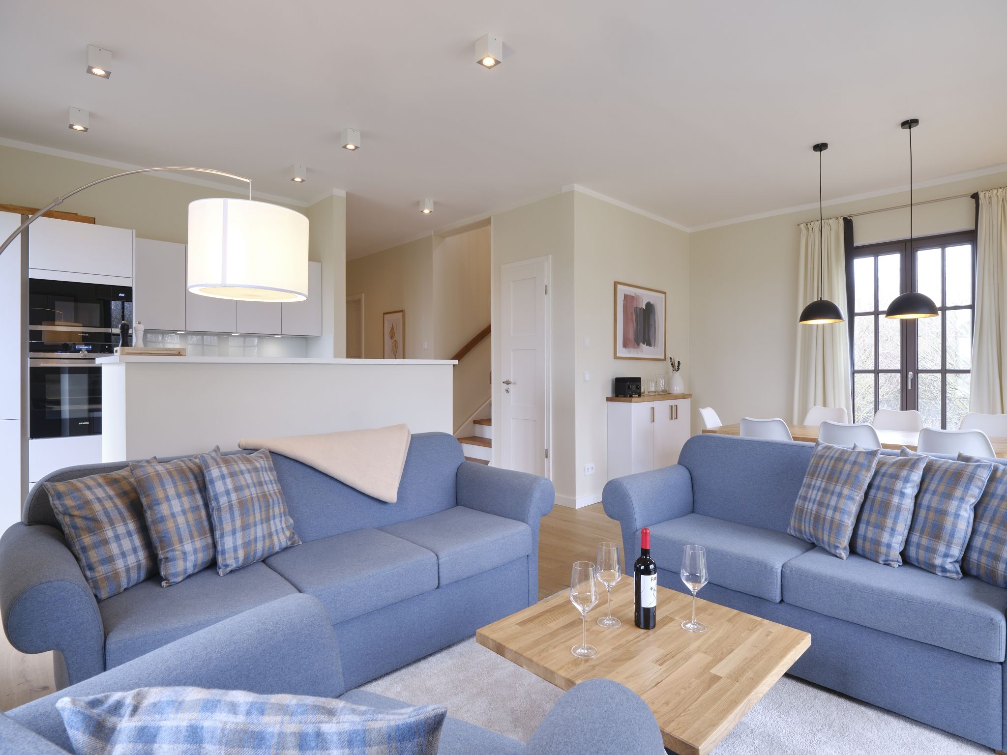 Luxus Reetdachvilla mit 3 Schlafzimmern, Sauna und Kamin (H07) - Wohnzimmer