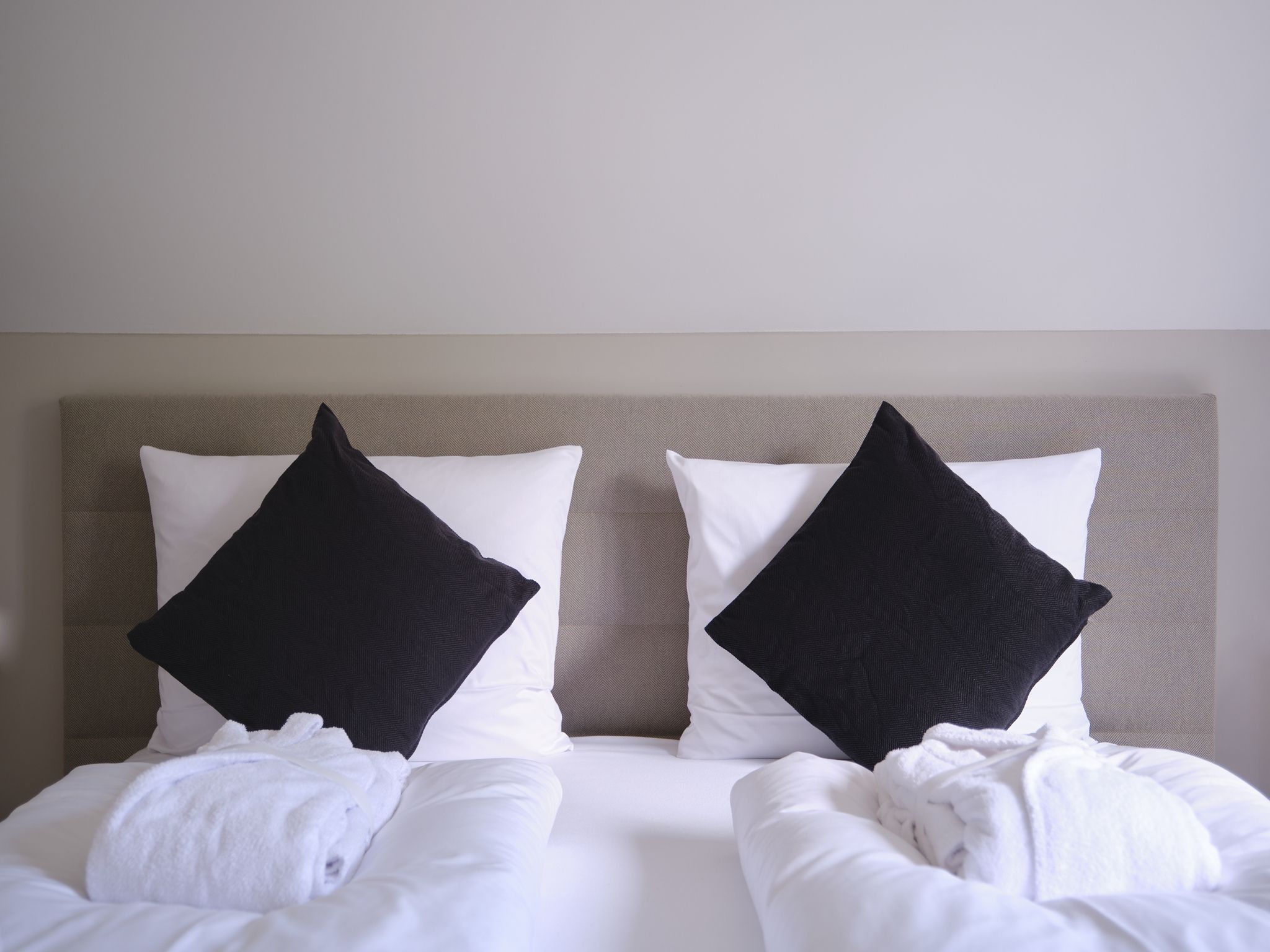 LuxusPlus Reetdachvilla mit 4 Schlafzimmern, Außensauna, Loungebereich und Kamin (H05) - Bett