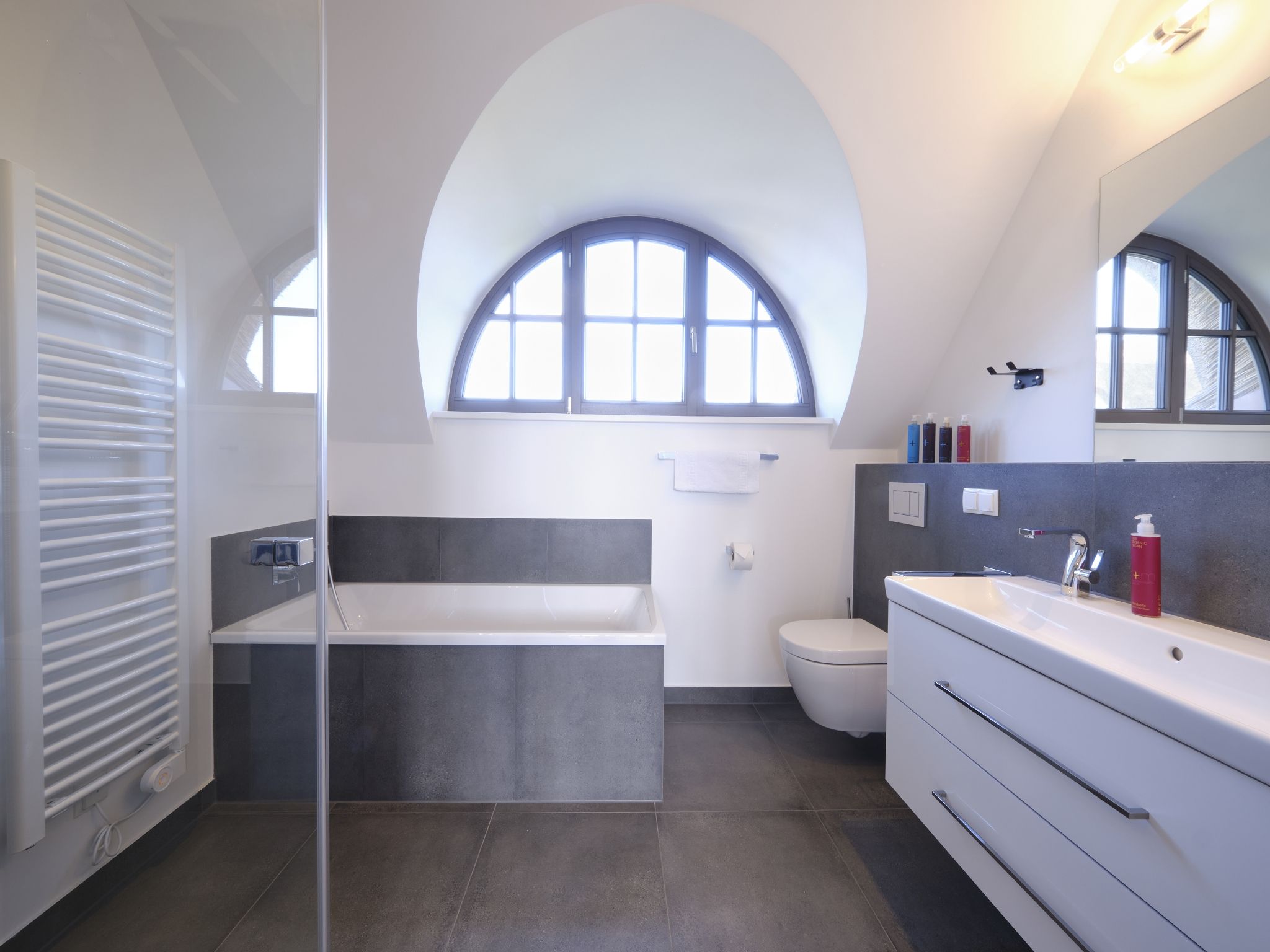 LuxusPlus Reetdachvilla mit 4 Schlafzimmern, Außensauna, Loungebereich und Kamin (H05) - Badezimmer