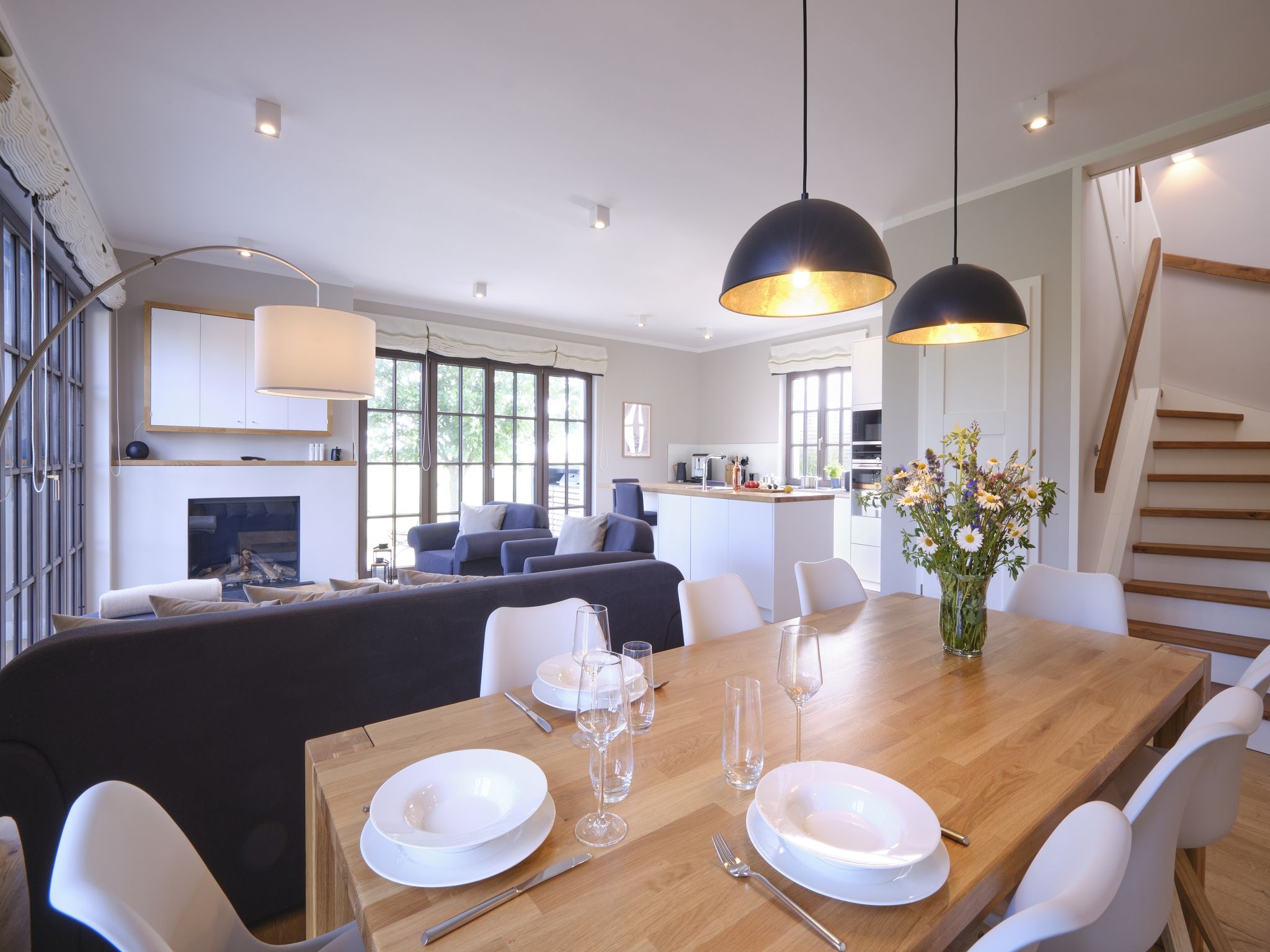 LuxusPlus Reetdachvilla mit 4 Schlafzimmern, Außensauna, Loungebereich und Kamin (H05) - Wohnzimmer