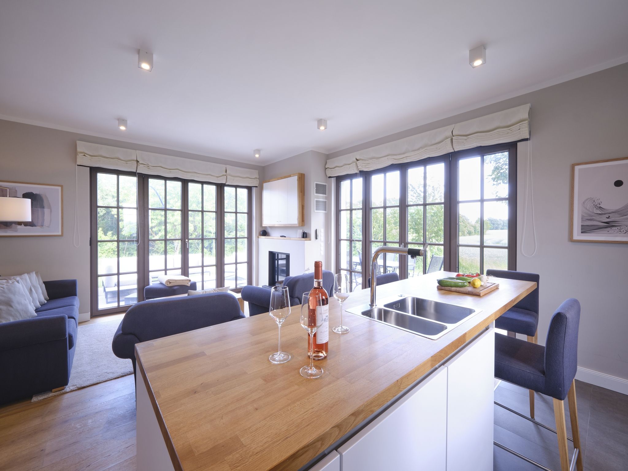 LuxusPlus Reetdachvilla mit 4 Schlafzimmern, Außensauna, Loungebereich und Kamin (H05) - Wohnzimmer