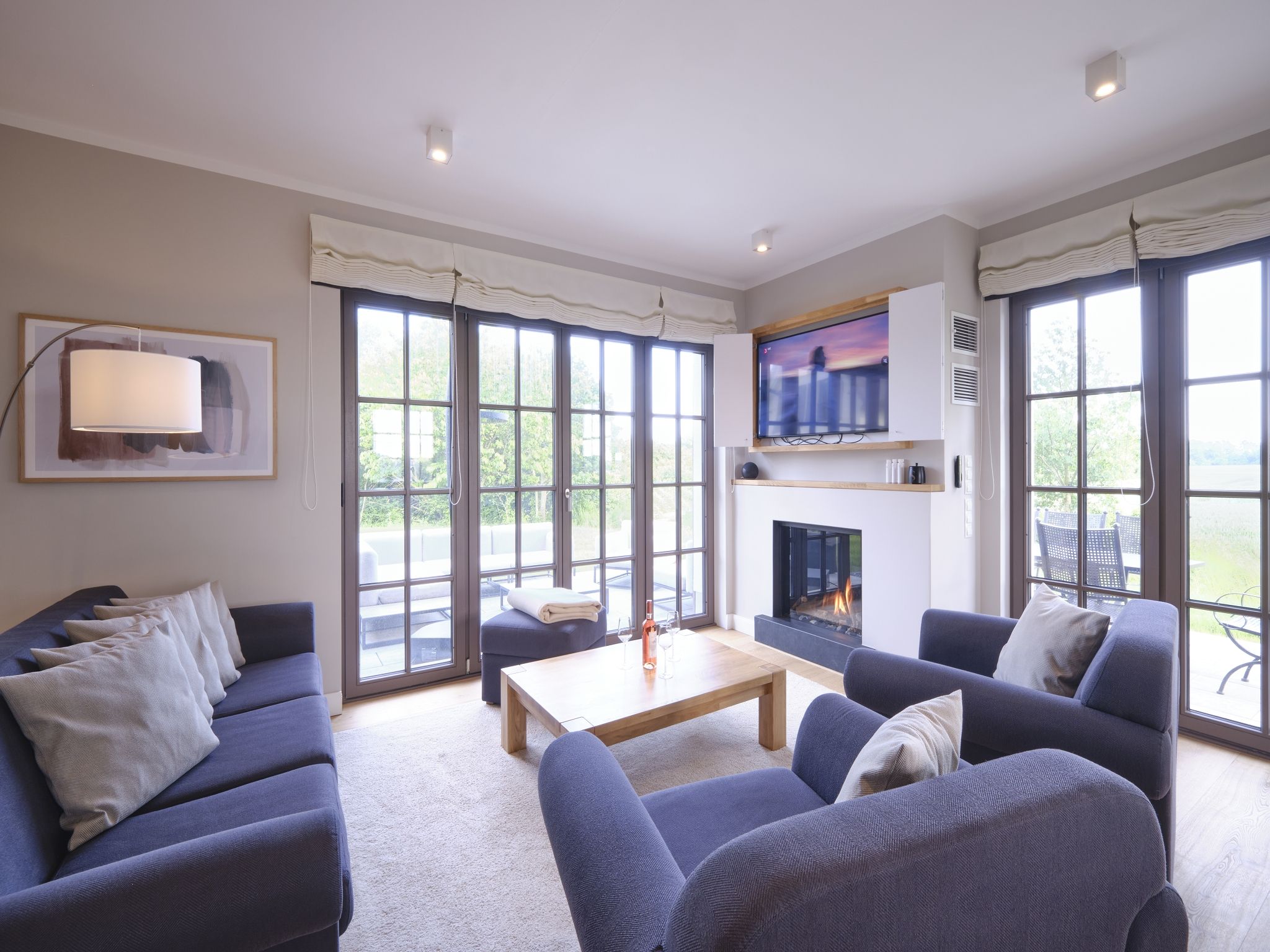 LuxusPlus Reetdachvilla mit 4 Schlafzimmern, Außensauna, Loungebereich und Kamin (H05) - Wohnzimmer