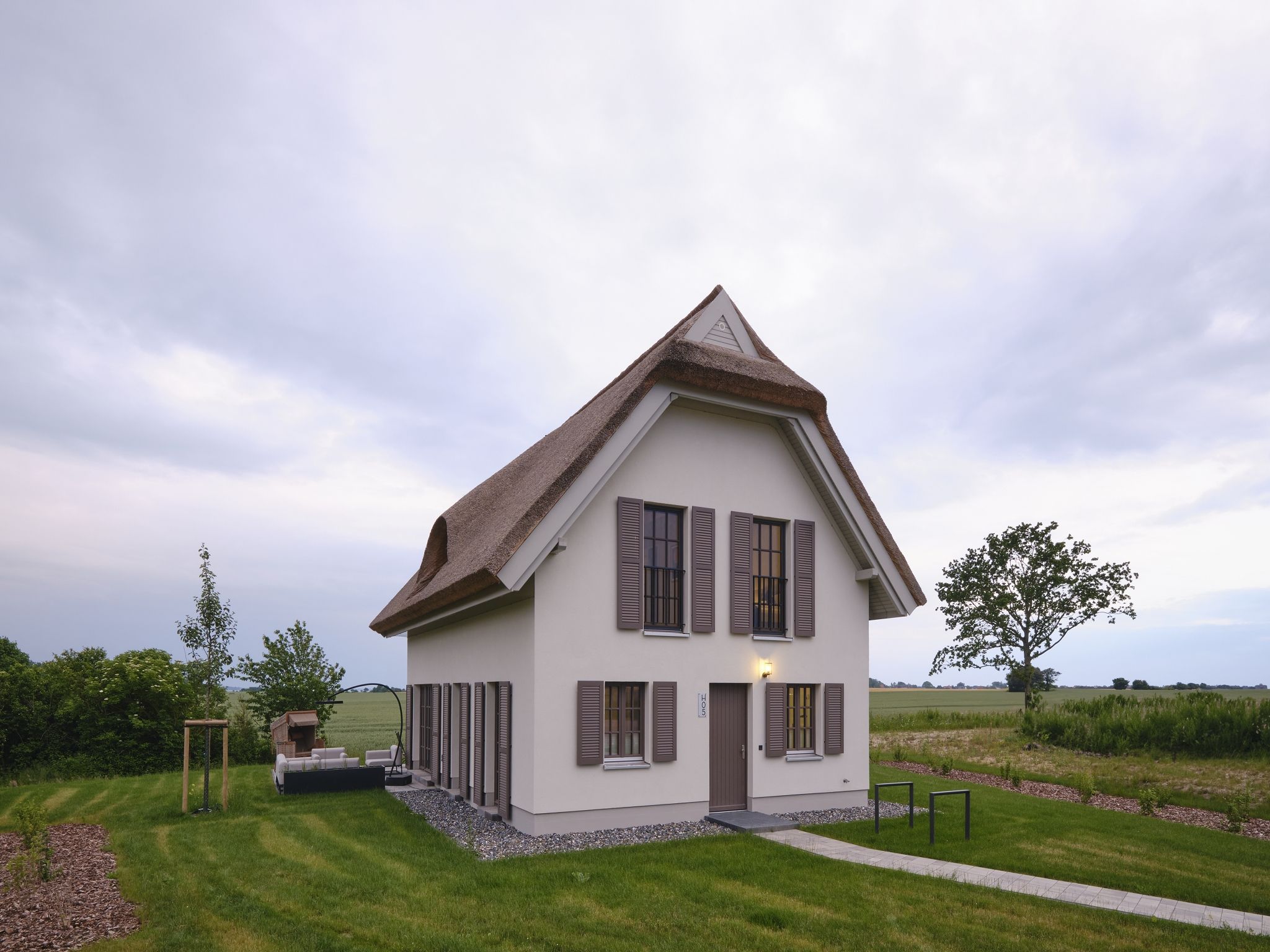 LuxusPlus Reetdachvilla mit 4 Schlafzimmern, Außensauna, Loungebereich und Kamin (H05) - Hauptansicht