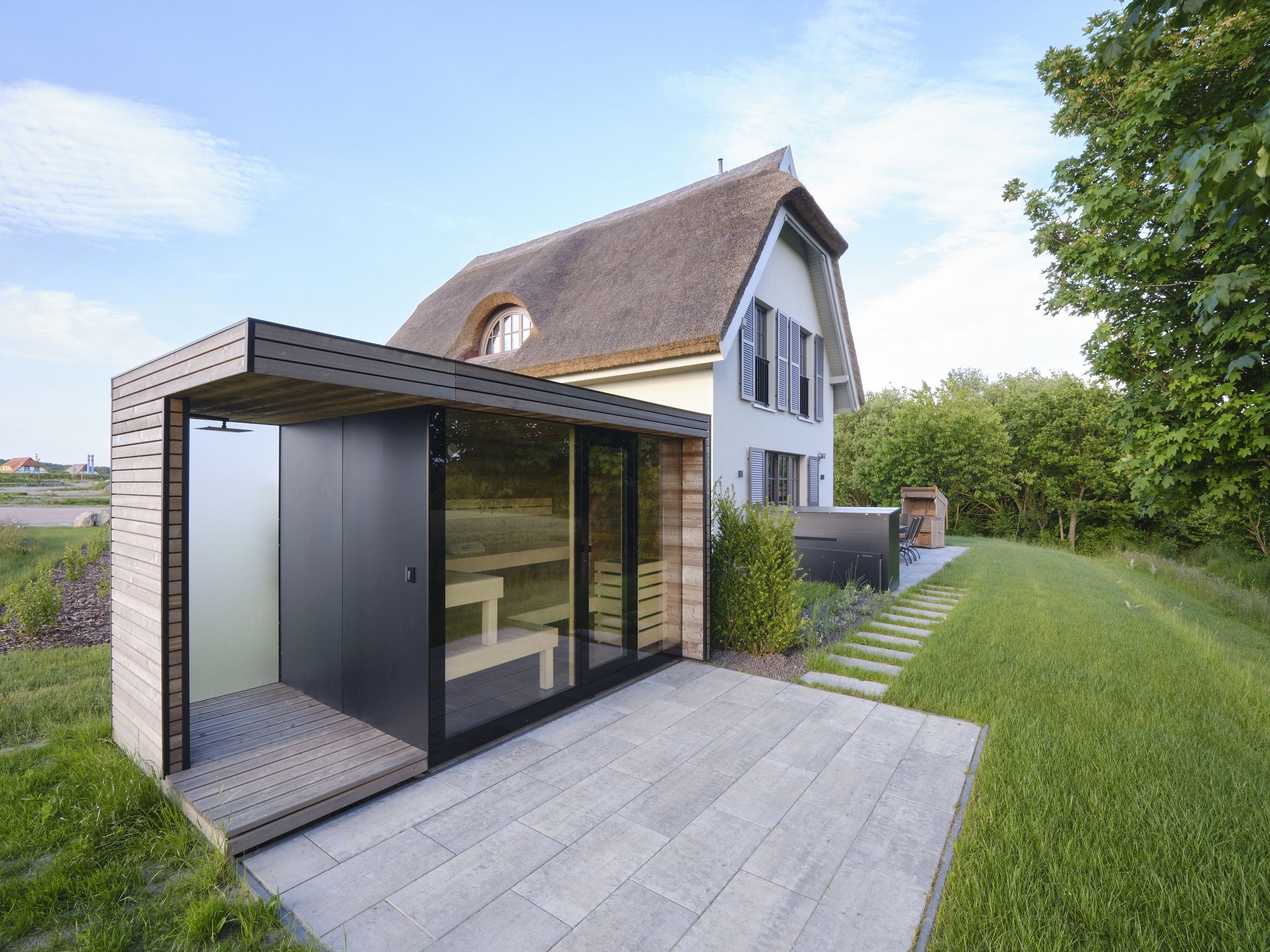 LuxusPlus Reetdachvilla mit 4 Schlafzimmern, Außensauna, Loungebereich und Kamin (H05) - Hauptansicht