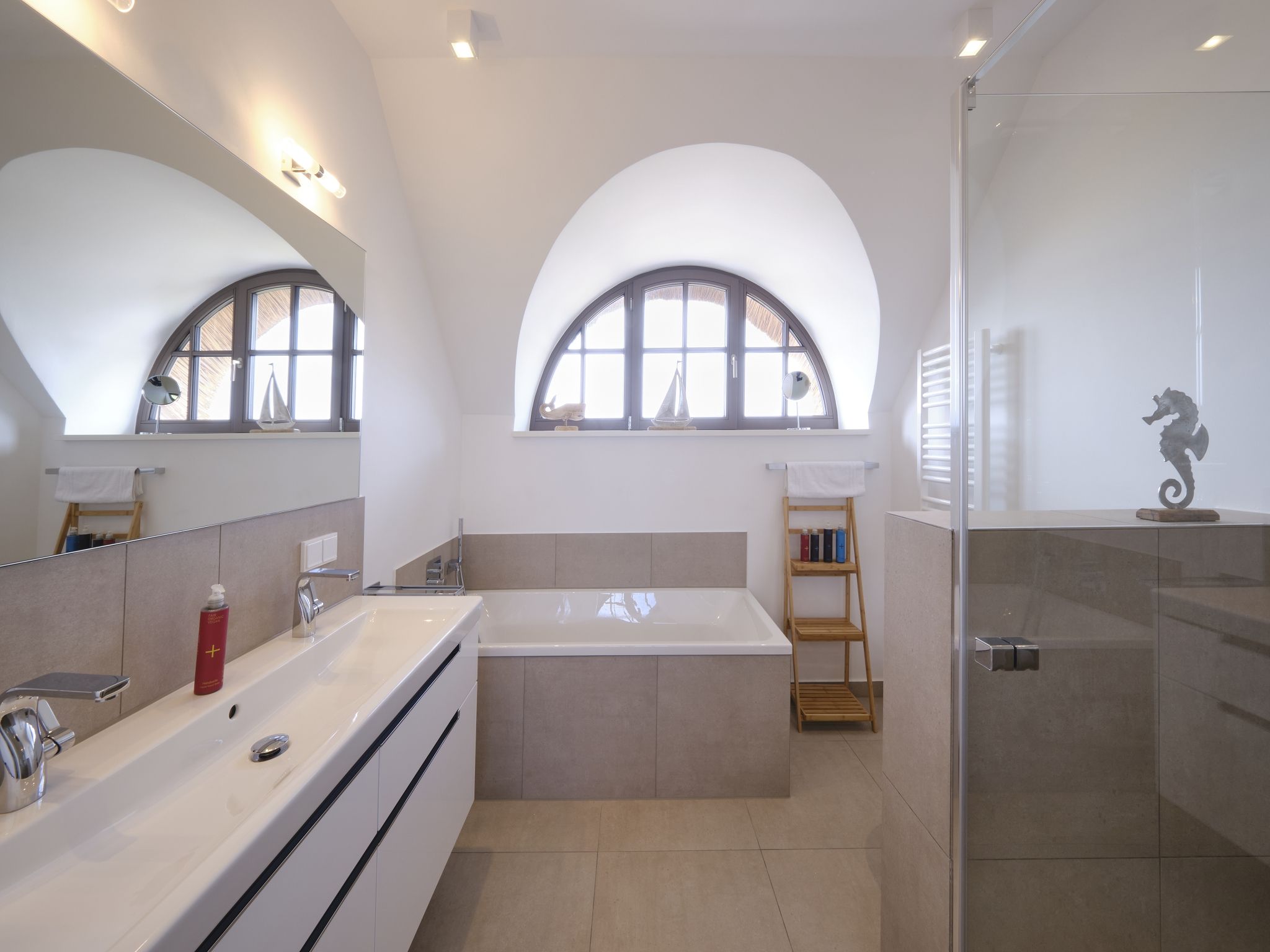 Premium Reetdachvilla mit 3 Schlafzimmern, Sauna und Kamin (H13) - Badezimmer