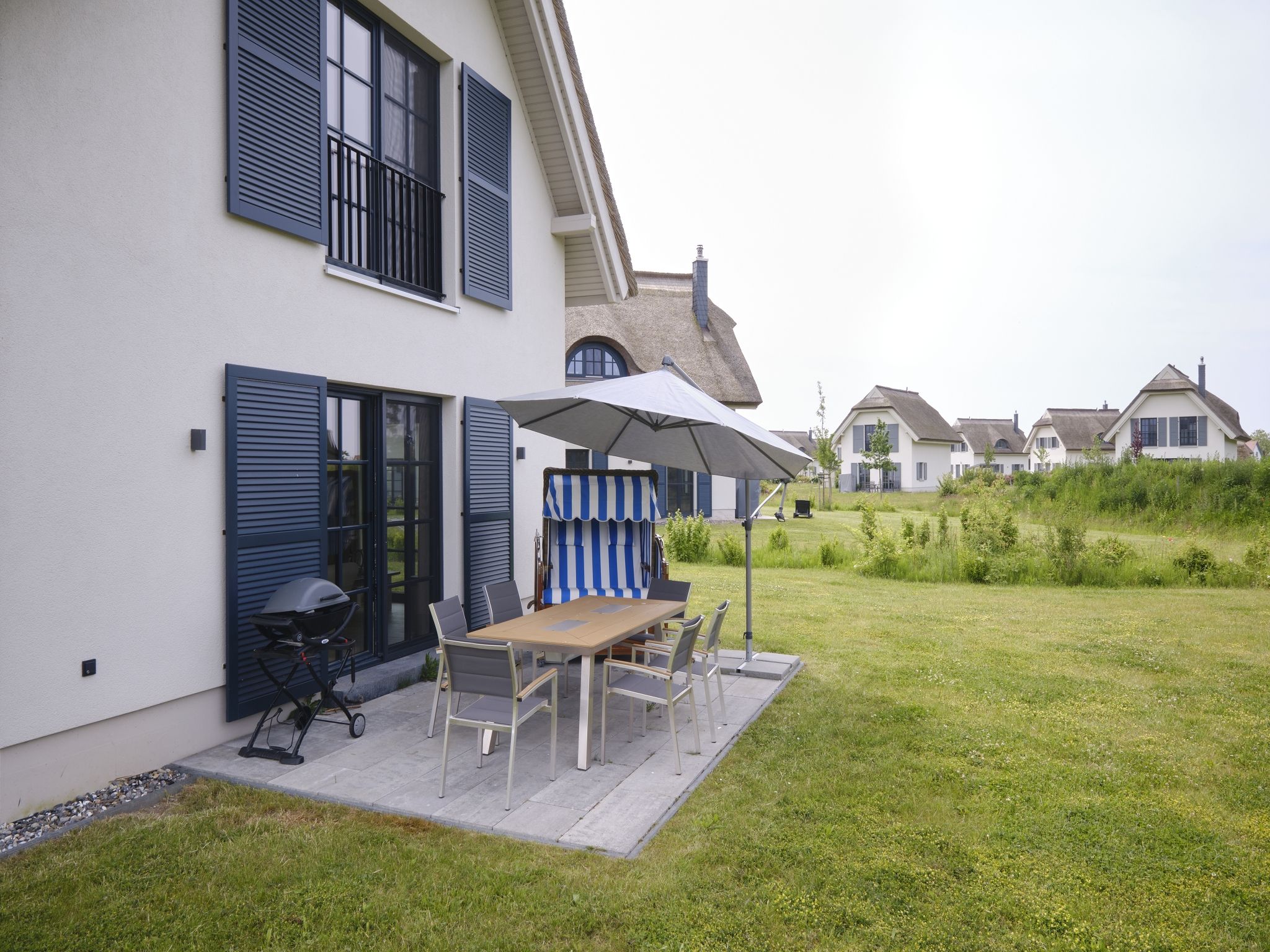 Premium Reetdachvilla mit 3 Schlafzimmern, Sauna und Kamin (F04) - Terrasse