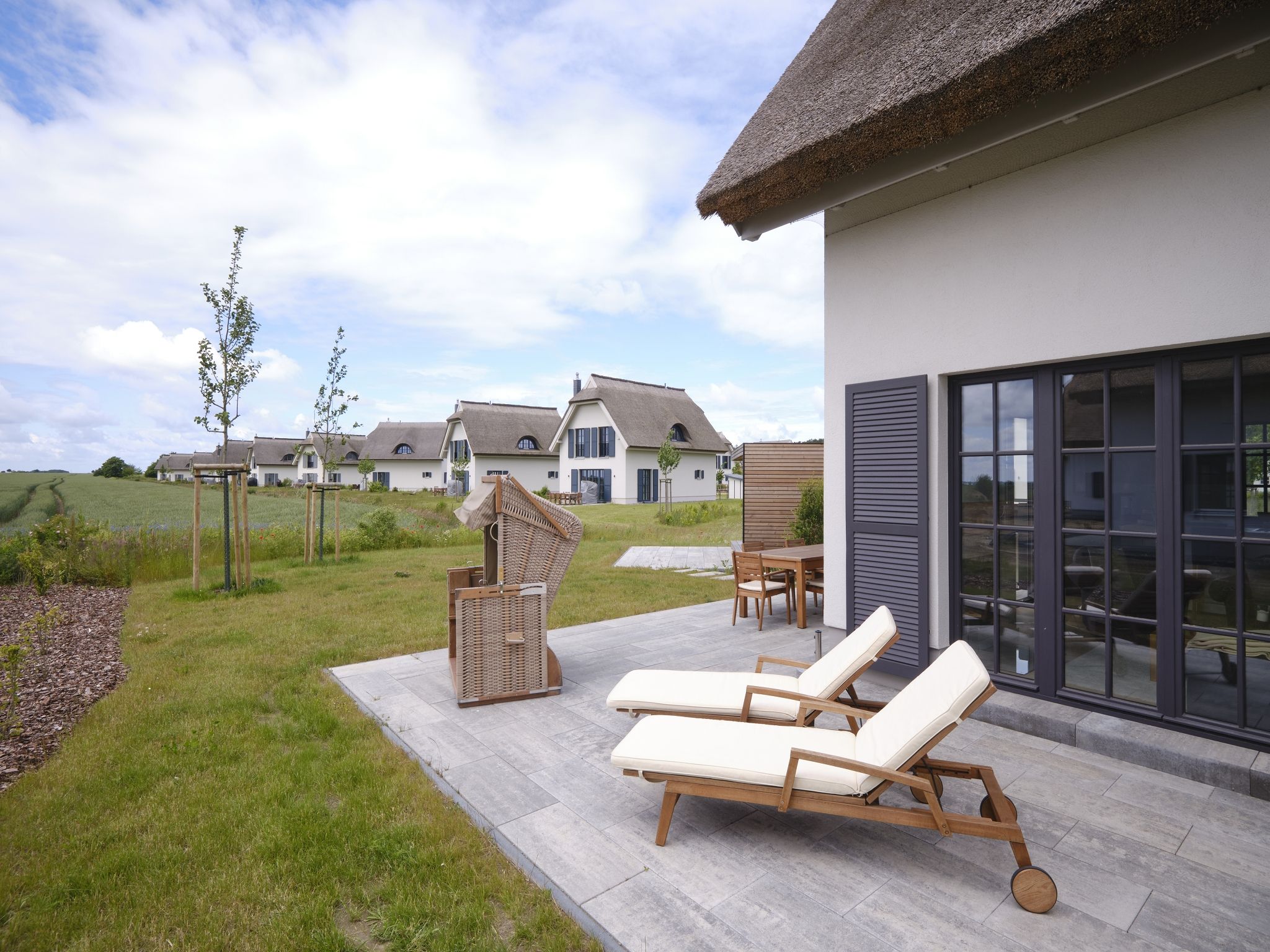 LuxusPlus Reetdachvilla mit 4 Schlafzimmern, Außensauna, Loungebereich und Kamin (G07) - Terrasse