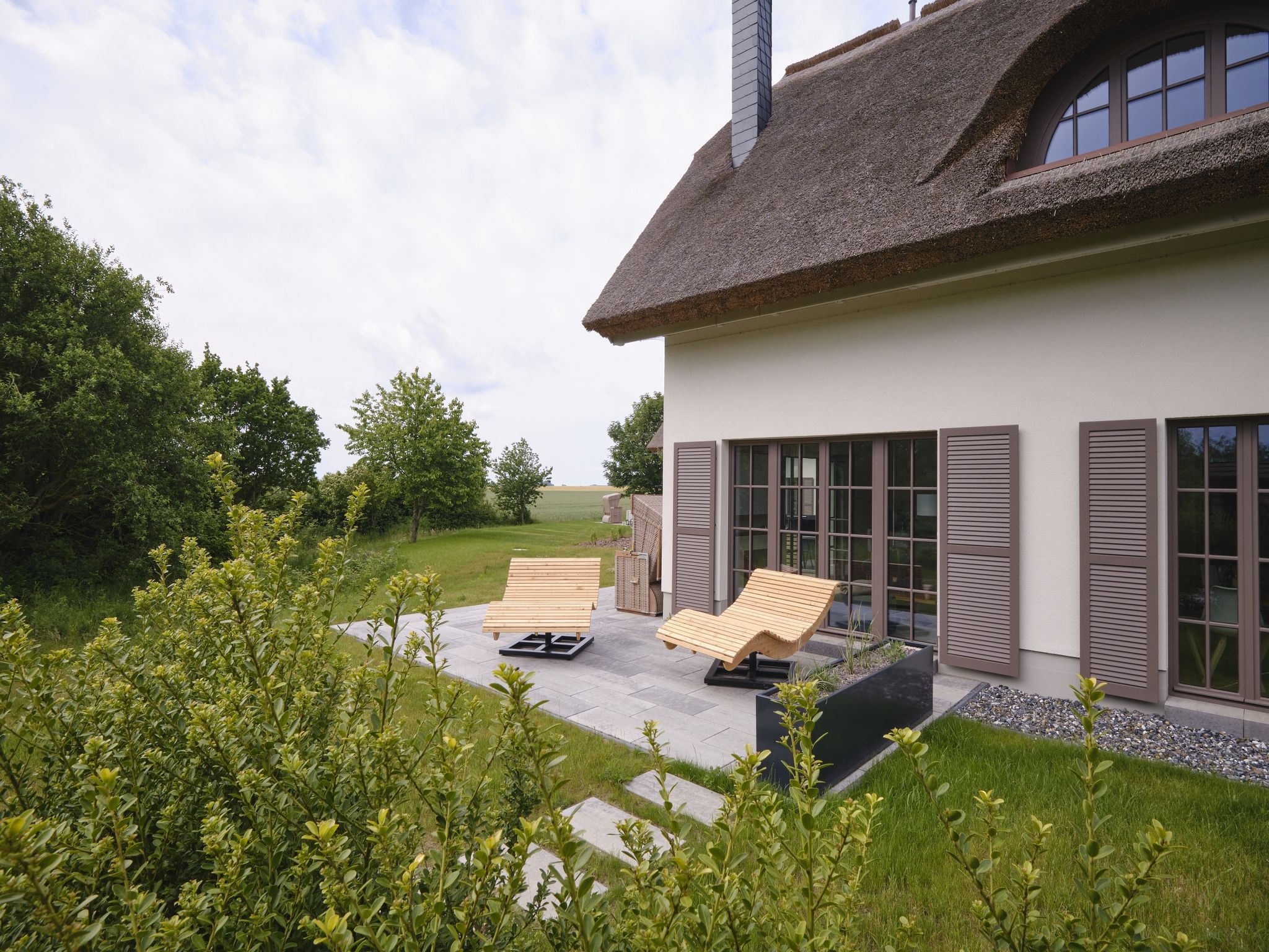 LuxusPlus Reetdachvilla mit 4 Schlafzimmern, Außensauna, Loungebereich und Kamin (H06) - Terrasse