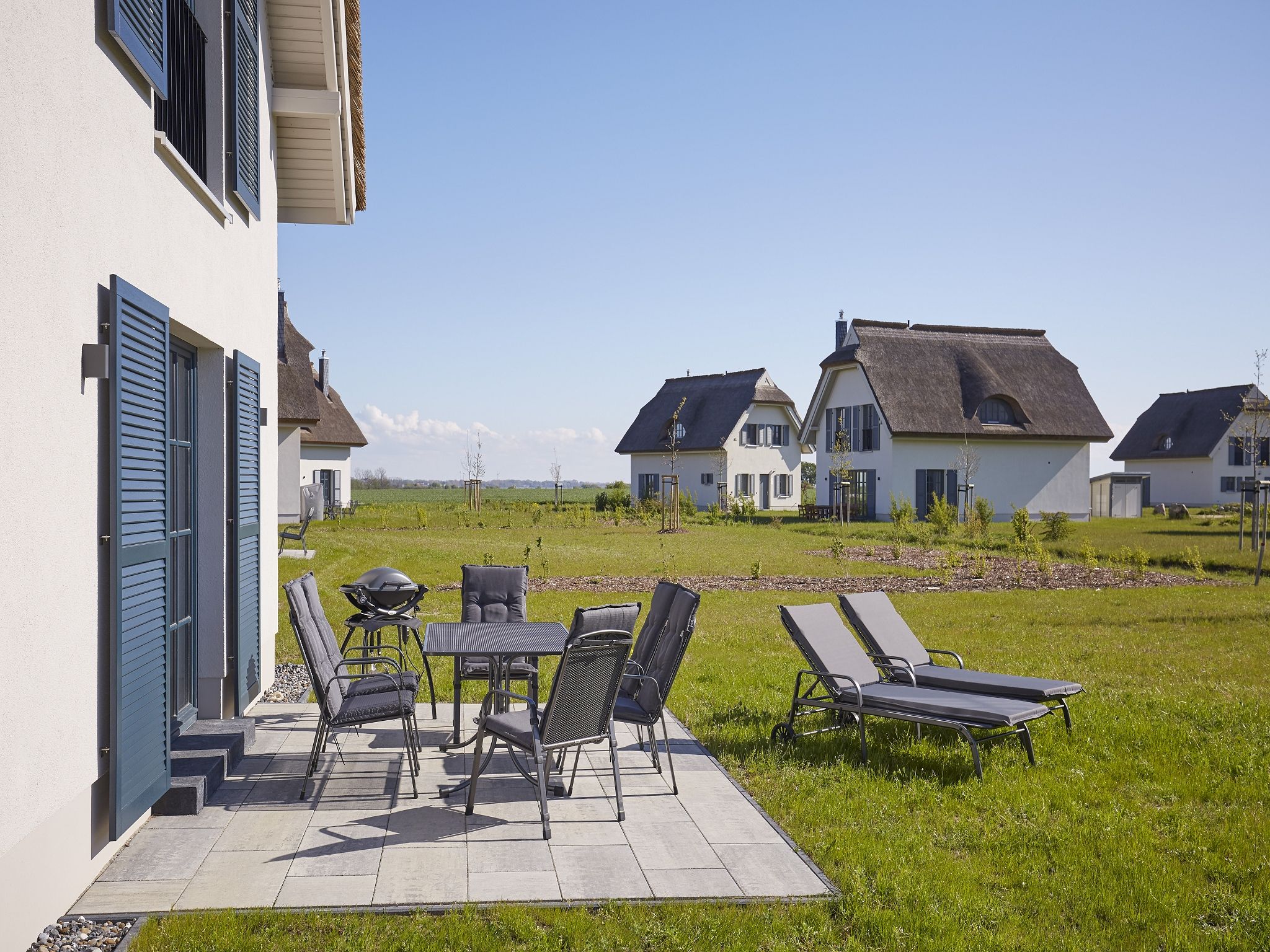 Premium Reetdachvilla mit 3 Schlafzimmern, Sauna und Kamin (F07) - Terrasse