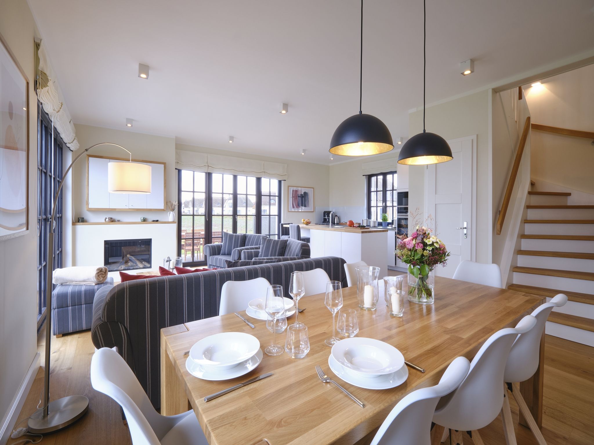 LuxusPlus Reetdachvilla mit 4 Schlafzimmern, Sauna und Kamin (G08) - Wohnzimmer