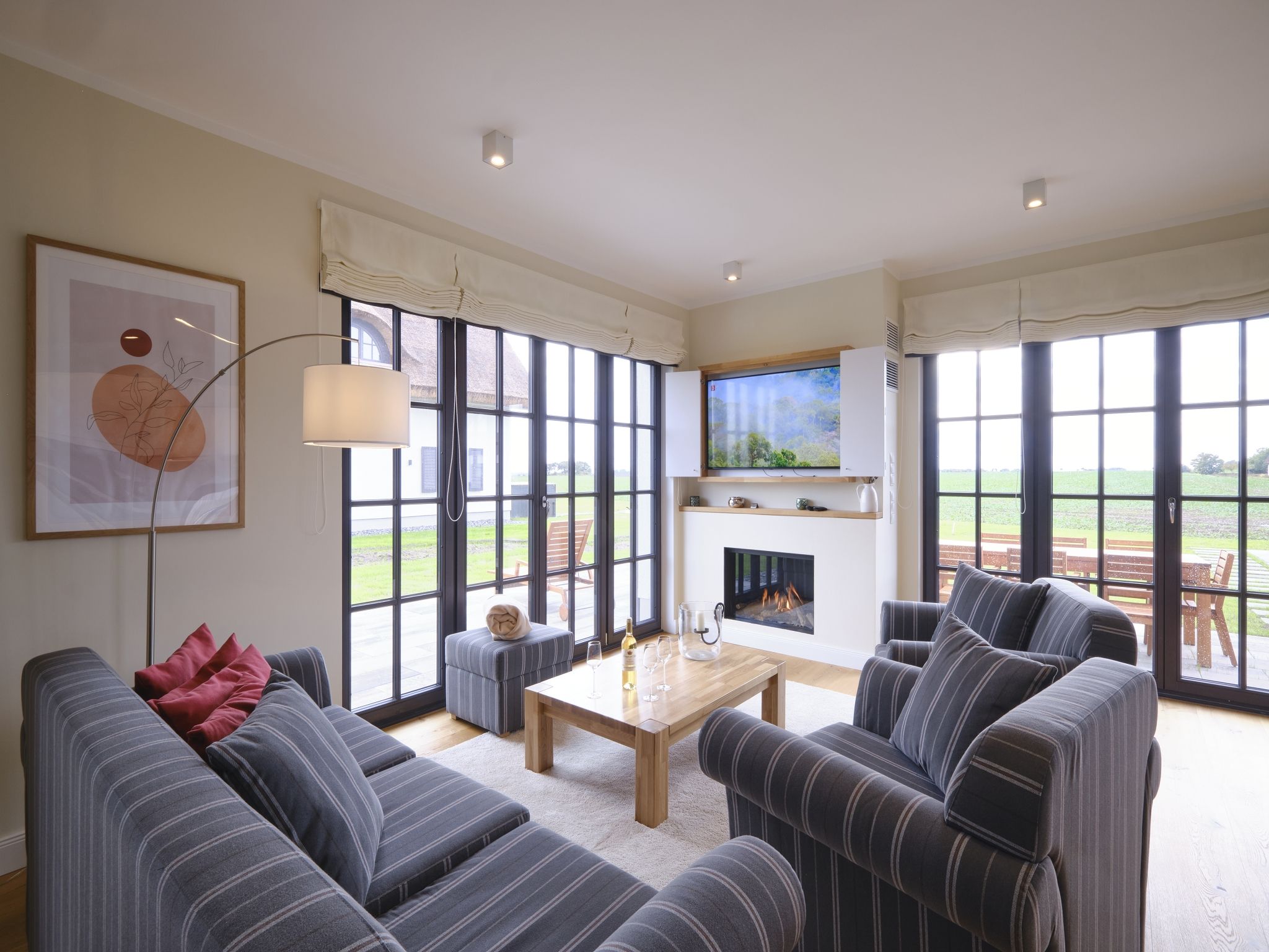 LuxusPlus Reetdachvilla mit 4 Schlafzimmern, Sauna und Kamin (G08) - Wohnzimmer