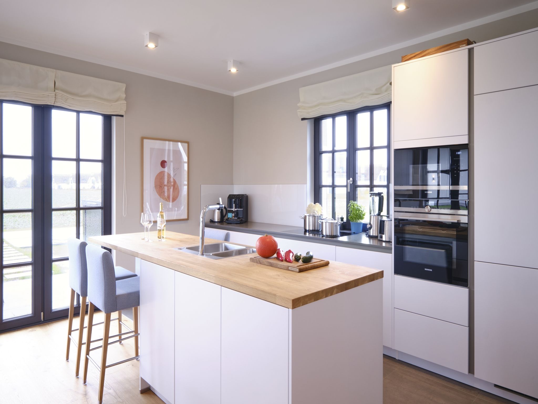 LuxusPlus Reetdachvilla mit 4 Schlafzimmern, Sauna und Kamin (G09) - Küche / Küchenzeile