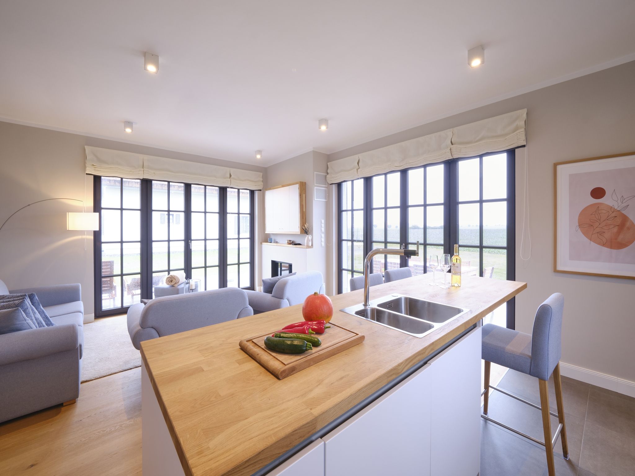 LuxusPlus Reetdachvilla mit 4 Schlafzimmern, Sauna und Kamin (G09) - Wohnzimmer