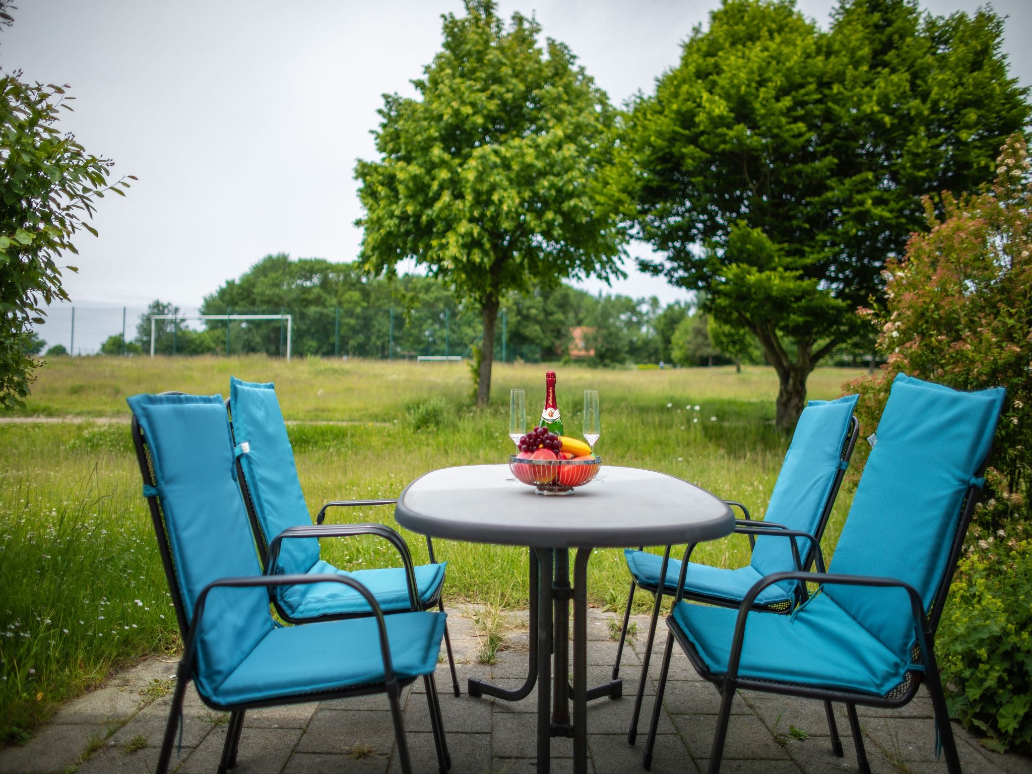 Feriendorf Rugana Komfortplus Ferienwohnung mit 2 Schlafzimmern und Terrasse (D12) Insel Rügen - Terrasse