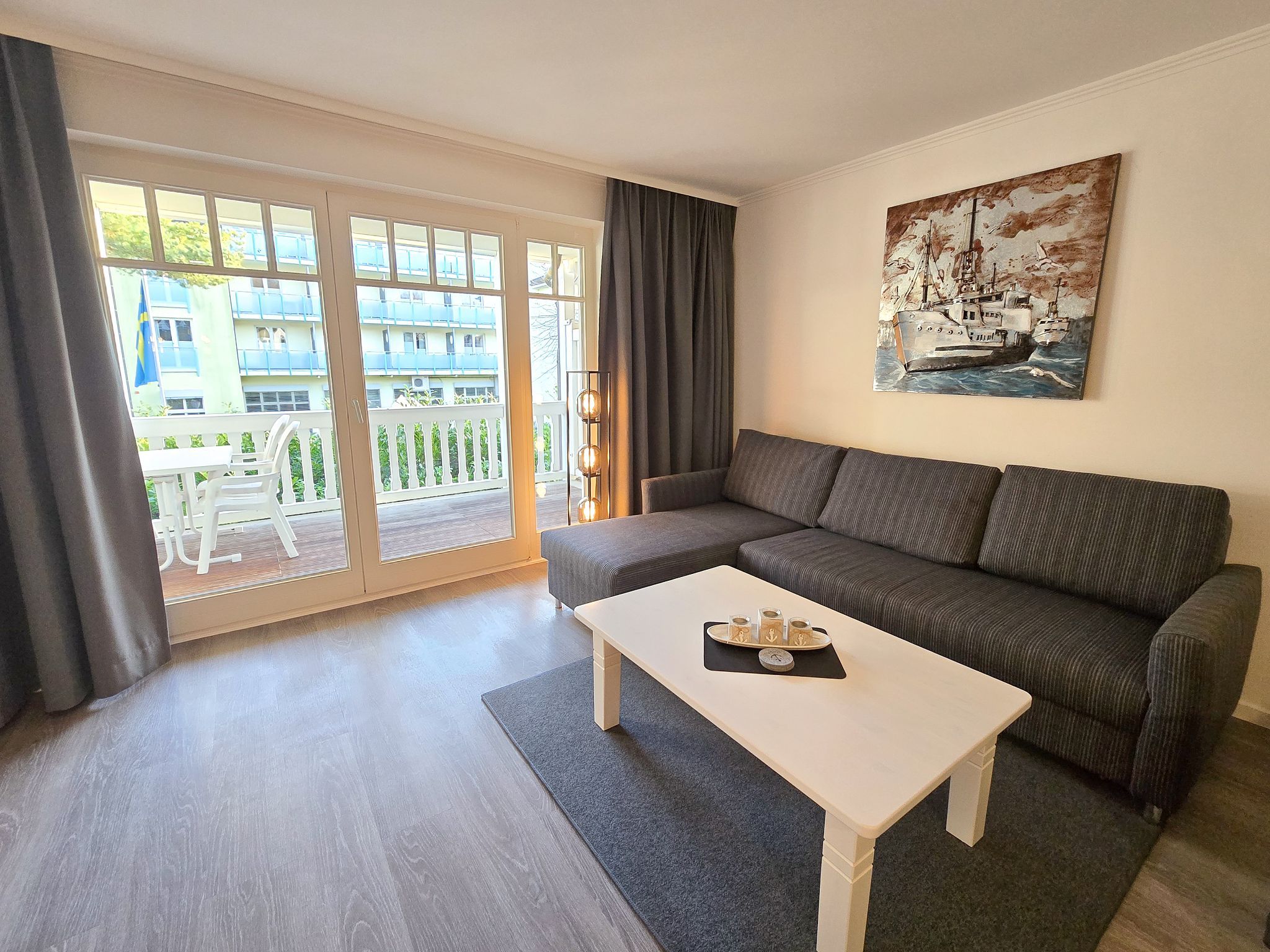 Dünenpark Binz Komfortplus Ferienwohnung mit 1 Schlafzimmer und Balkon im Obergeschoss (204) Insel Rügen - Wohnzimmer