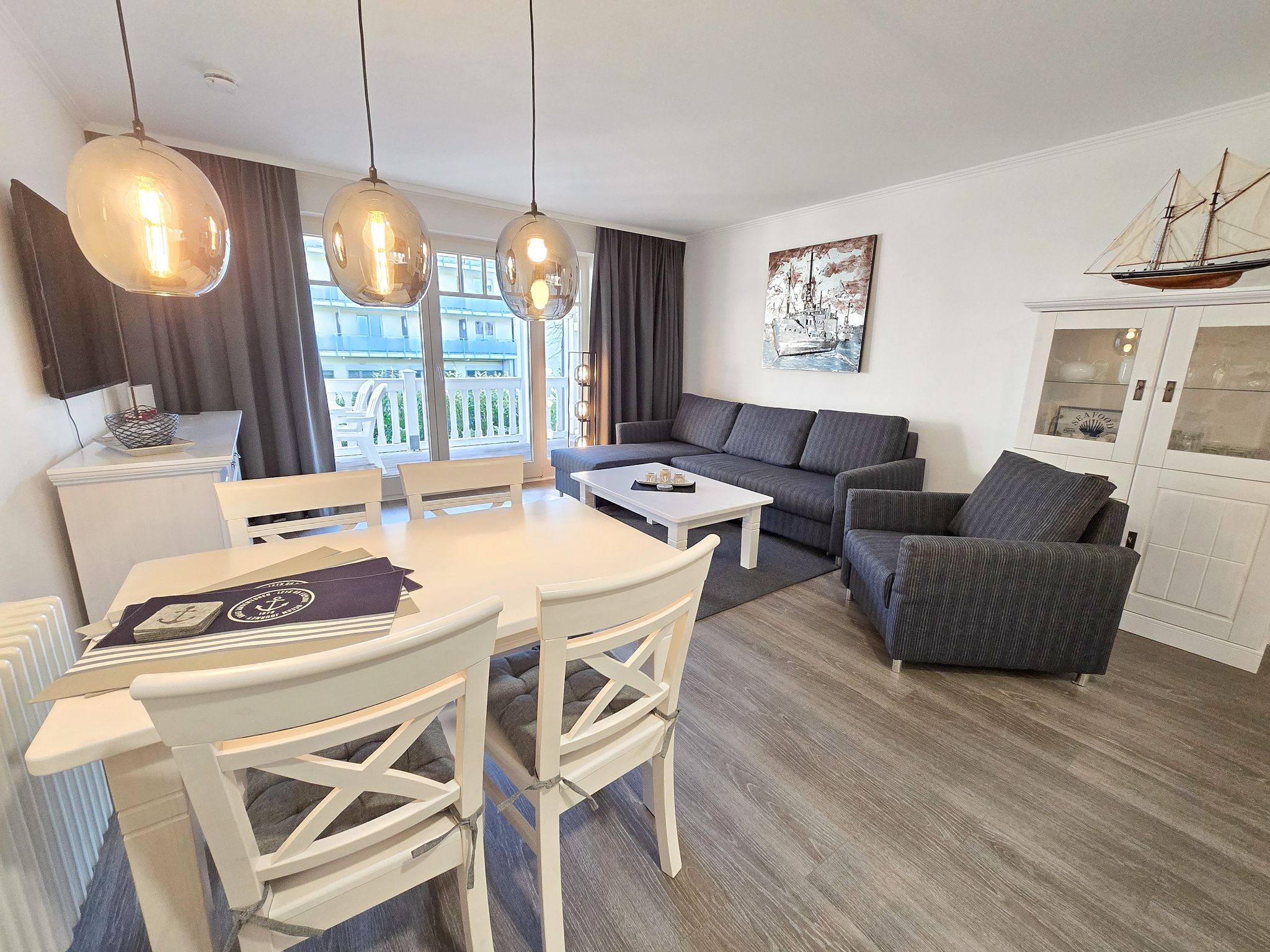 Dünenpark Binz Komfortplus Ferienwohnung mit 1 Schlafzimmer und Balkon im Obergeschoss (204) Insel Rügen - Wohnzimmer