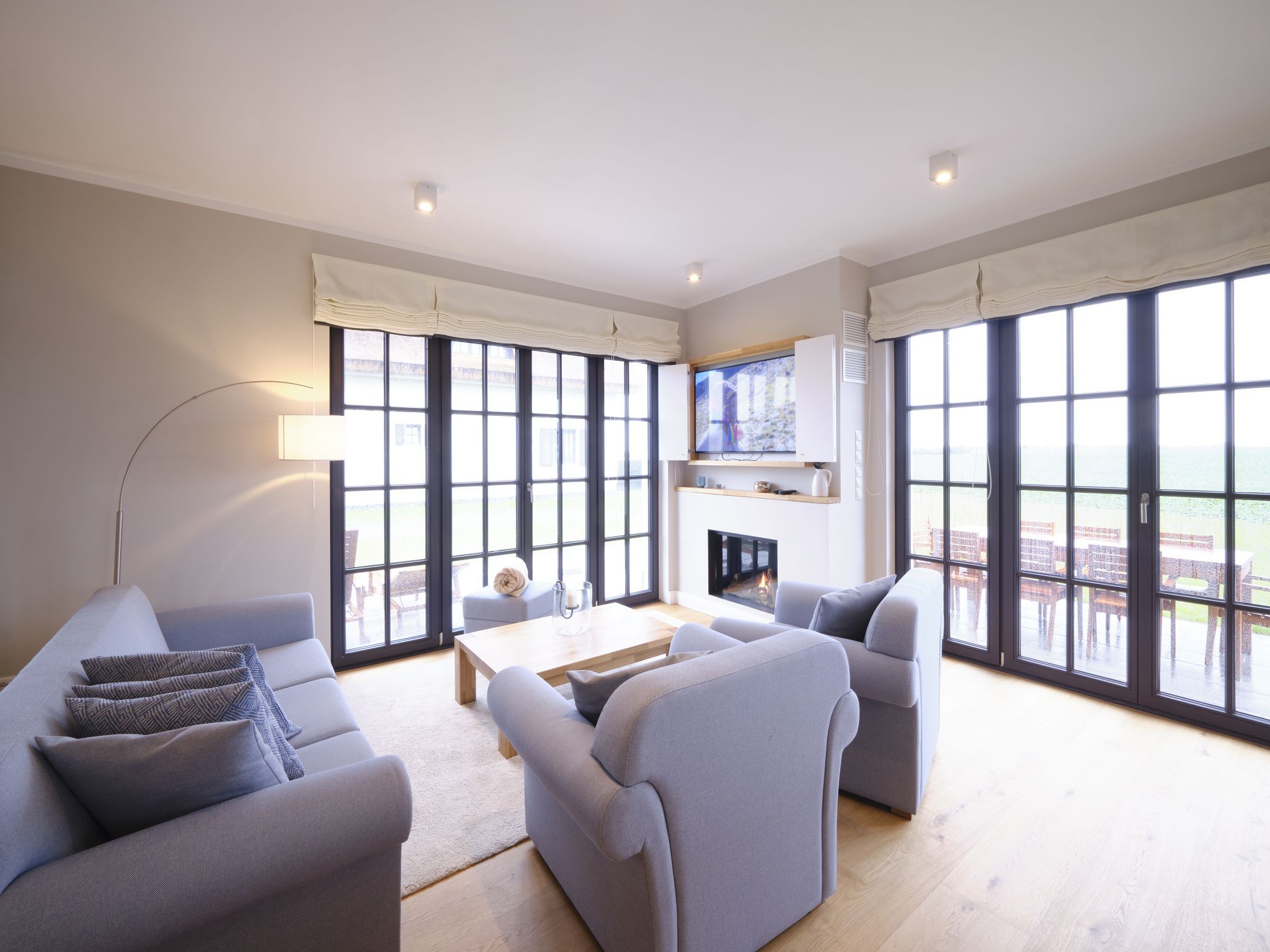 LuxusPlus Reetdachvilla mit 4 Schlafzimmern und Kamin (G12) - Wohnzimmer