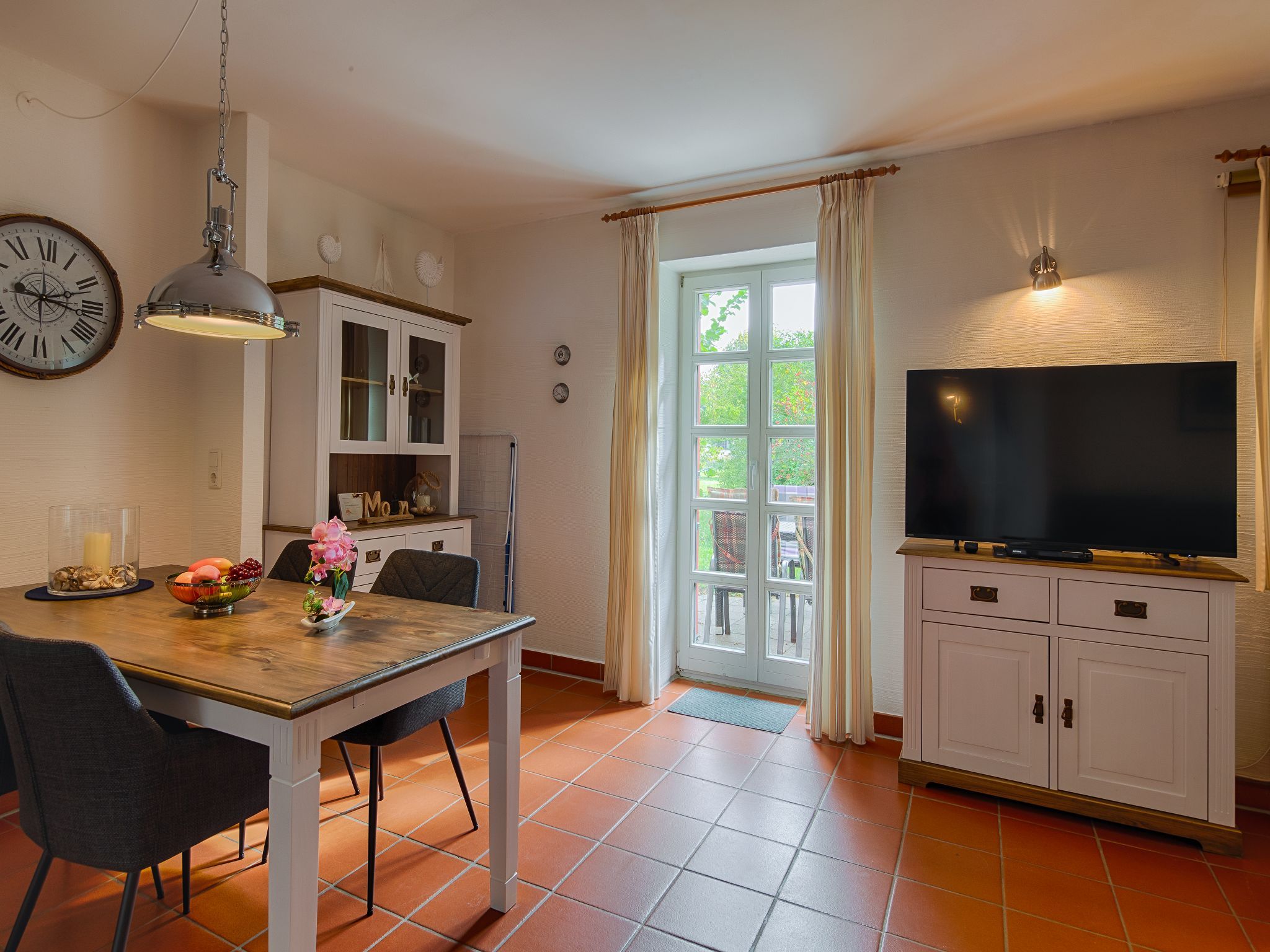 Feriendorf Rugana Komfortplus Ferienwohnung mit 1 Schlafzimmer und Terrasse (B62) Insel Rügen - Wohnzimmer