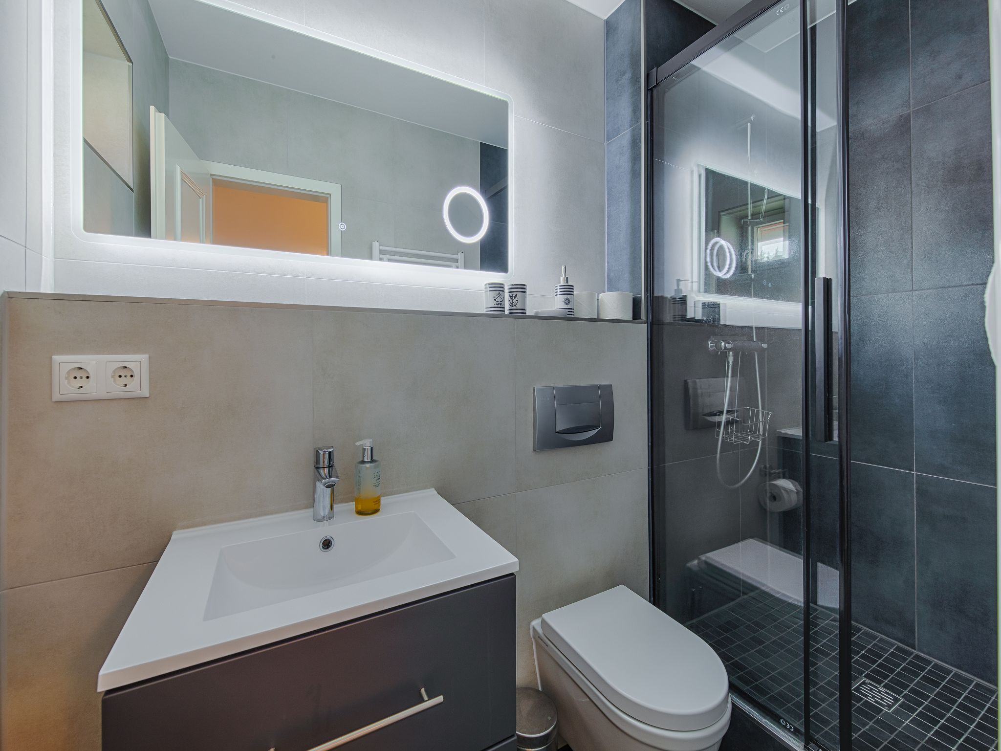 Feriendorf Rugana Komfortplus Ferienwohnung mit 1 Schlafzimmer und Terrasse (B62) Insel Rügen - Badezimmer