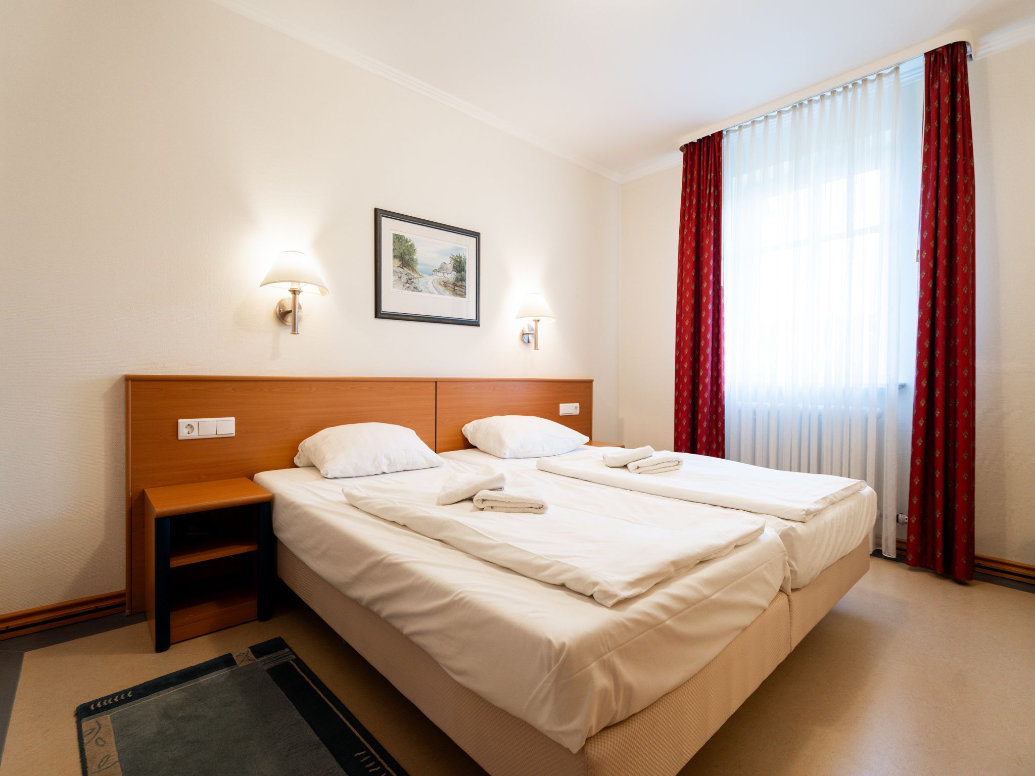 Dünenpark Binz Komfort Ferienwohnung mit 1 Schlafzimmer und Balkon im Obergeschoss (077) Insel Rügen - Schlafzimmer