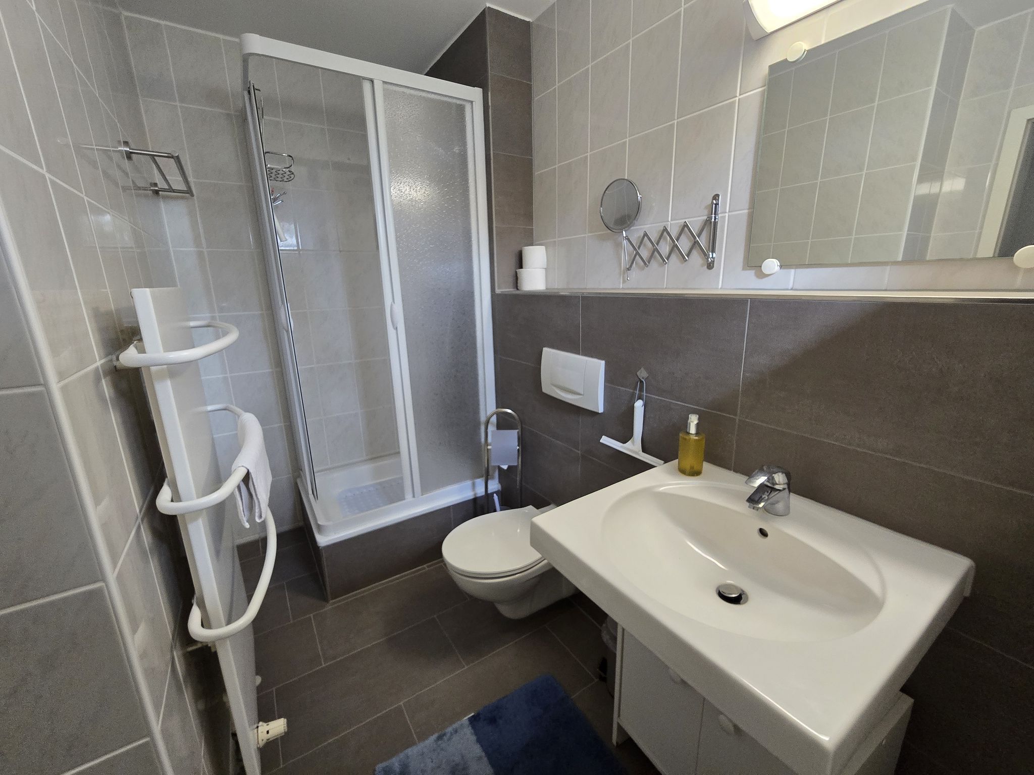 Feriendorf Rugana Komfort Ferienwohnung mit 1 Schlafzimmern und Terrasse (C42) Insel Rügen - Badezimmer