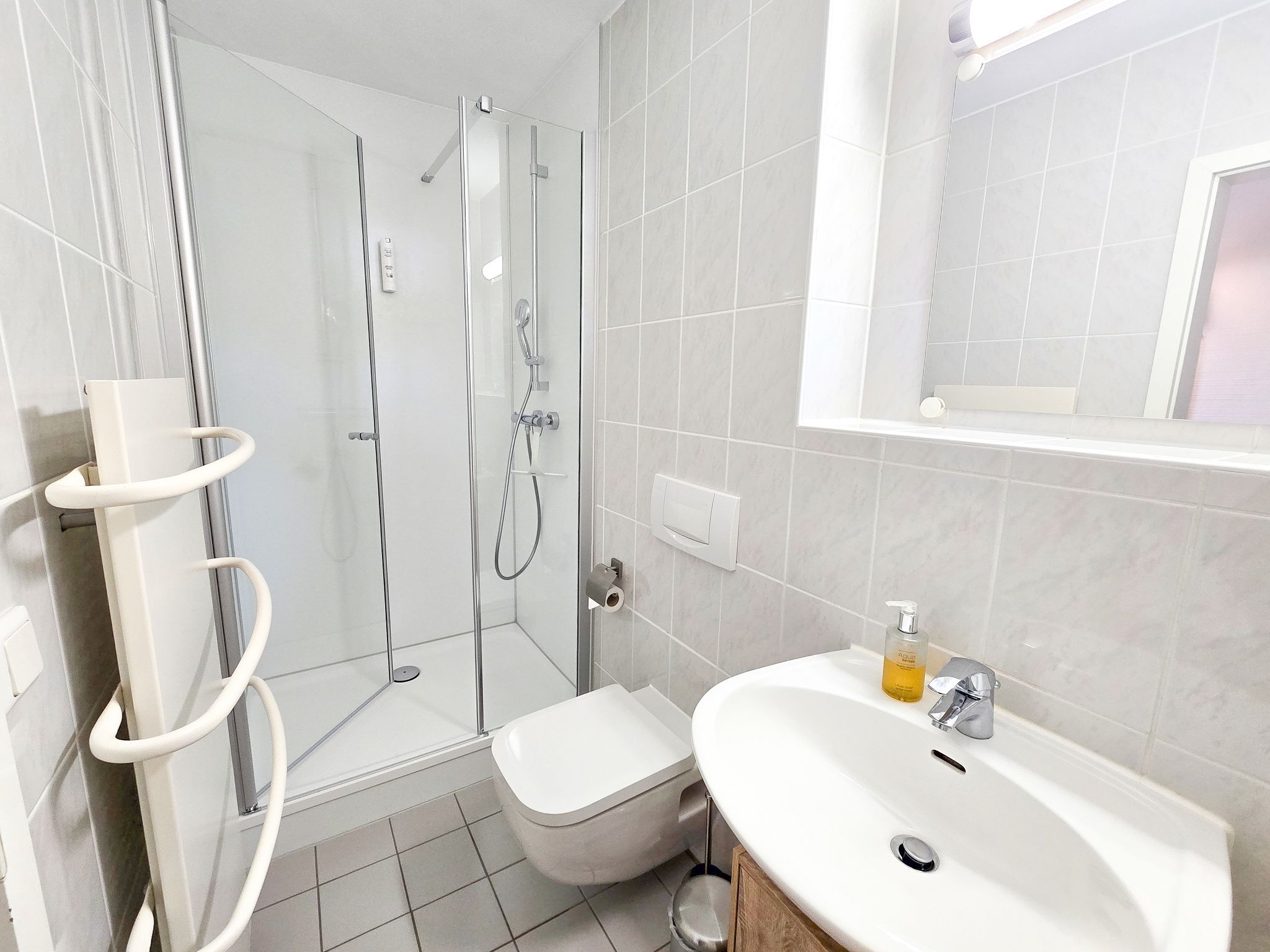 Feriendorf Rugana Klassik Ferienwohnung mit 1 Schlafzimmer und Terrasse (B05) Insel Rügen - Badezimmer