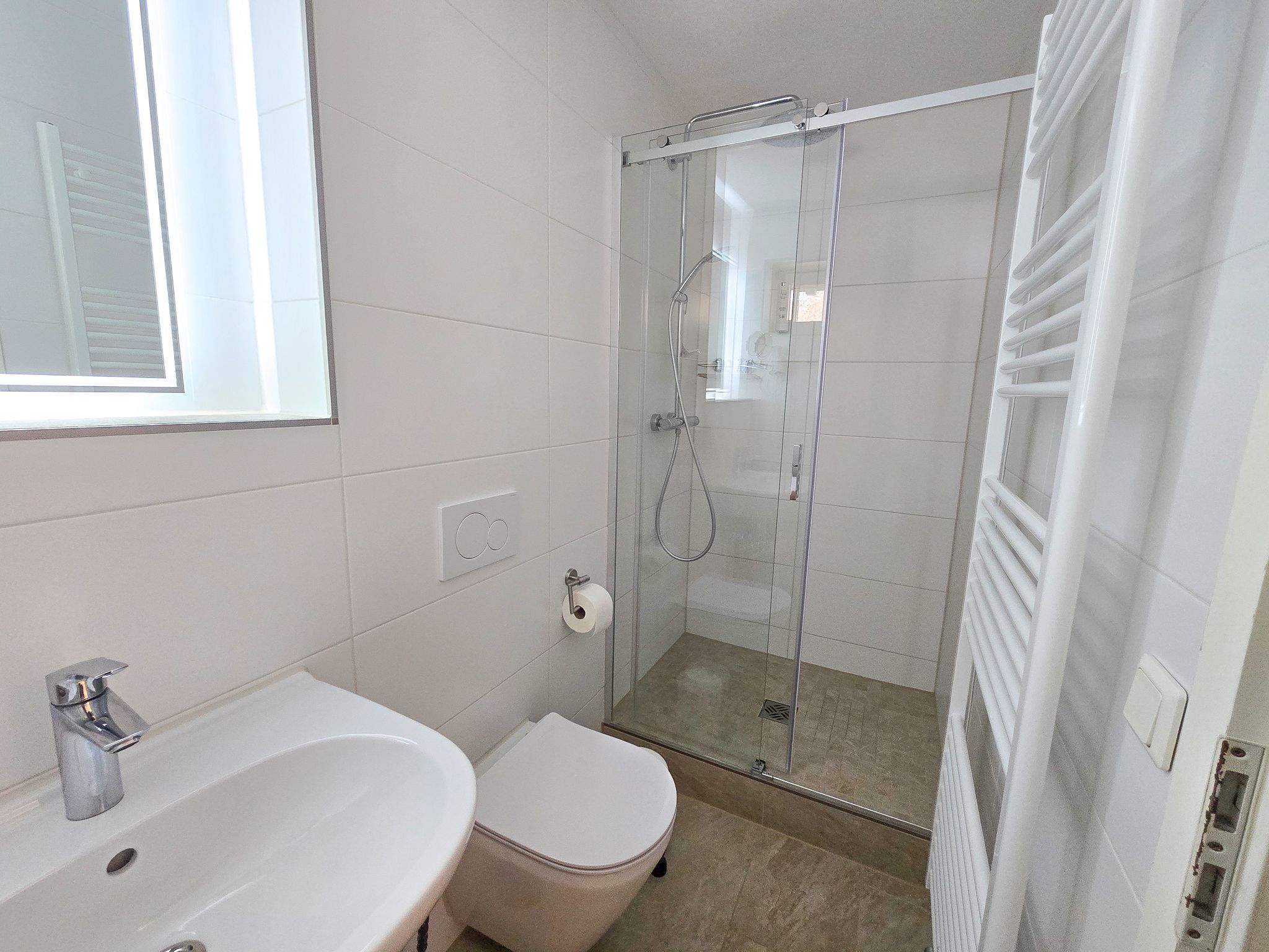 Feriendorf Rugana Komfortplus Ferienwohnung mit 1 Schlafzimmer und Terrasse (B02) Insel Rügen - Badezimmer