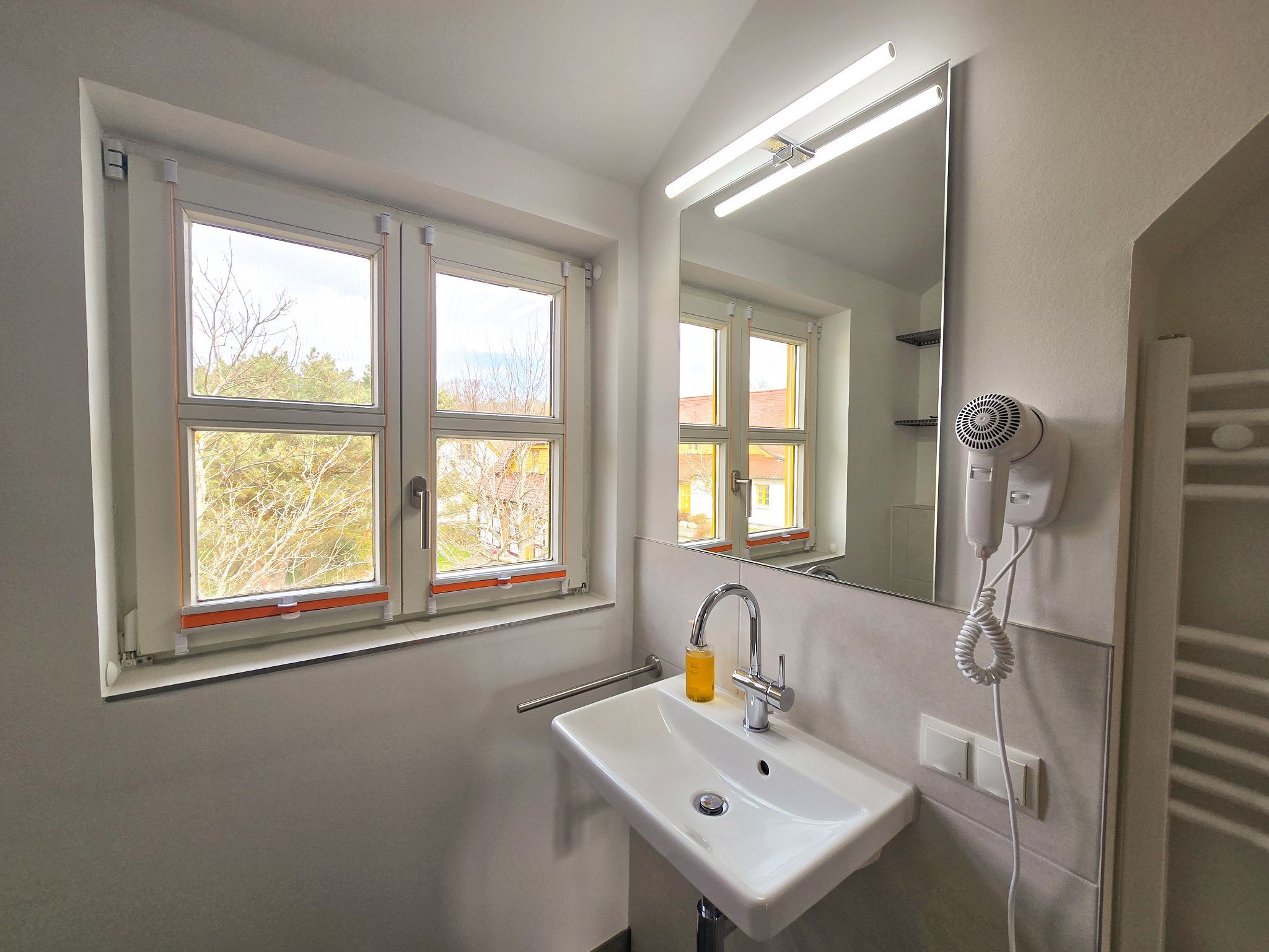 Feriendorf Rugana Komfortplus Ferienwohnung mit 2 Schlafzimmern und Terrasse (A06) Insel Rügen - Badezimmer