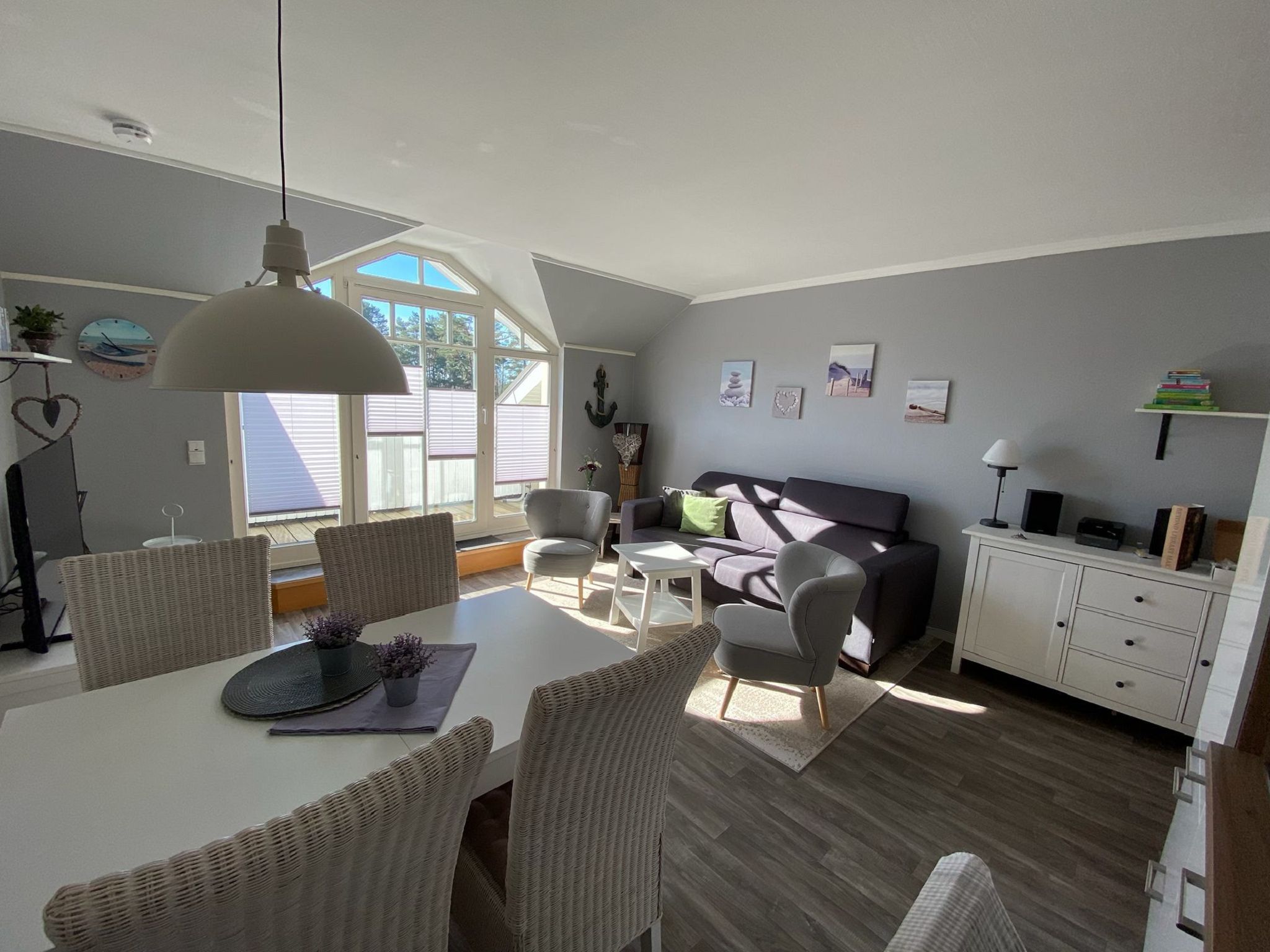 Dünenpark Binz Komfortplus Ferienwohnung mit 1 Schlafzimmer und Balkon im Dachgeschoss (232) Insel Rügen - Wohnzimmer