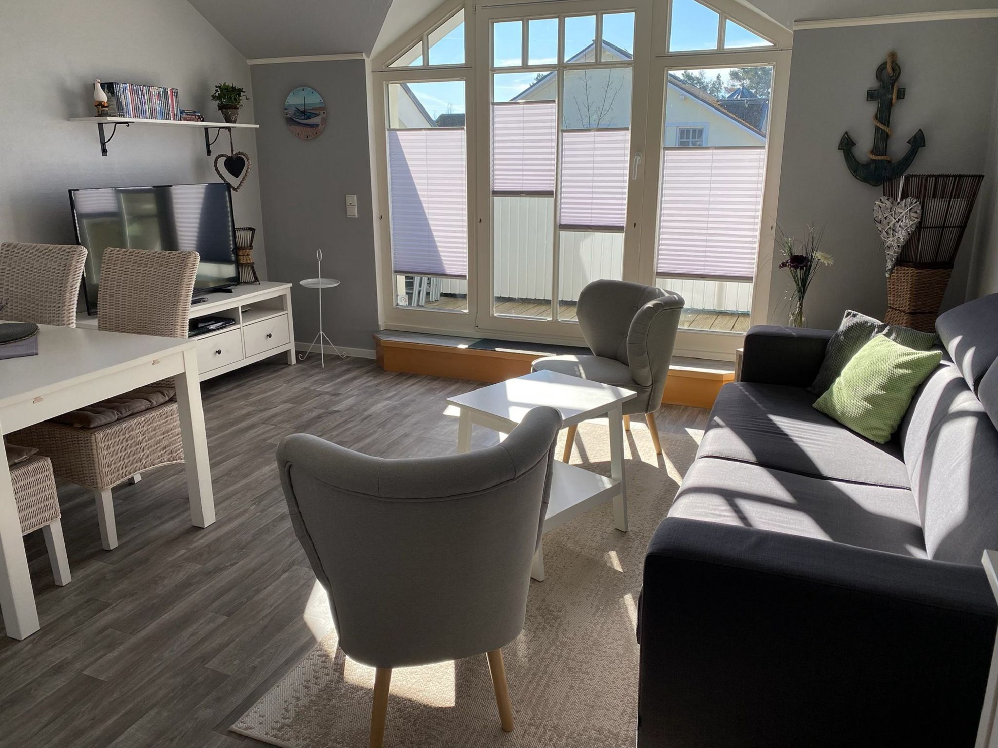 Dünenpark Binz Komfortplus Ferienwohnung mit 1 Schlafzimmer und Balkon im Dachgeschoss (232) Insel Rügen - Wohnzimmer