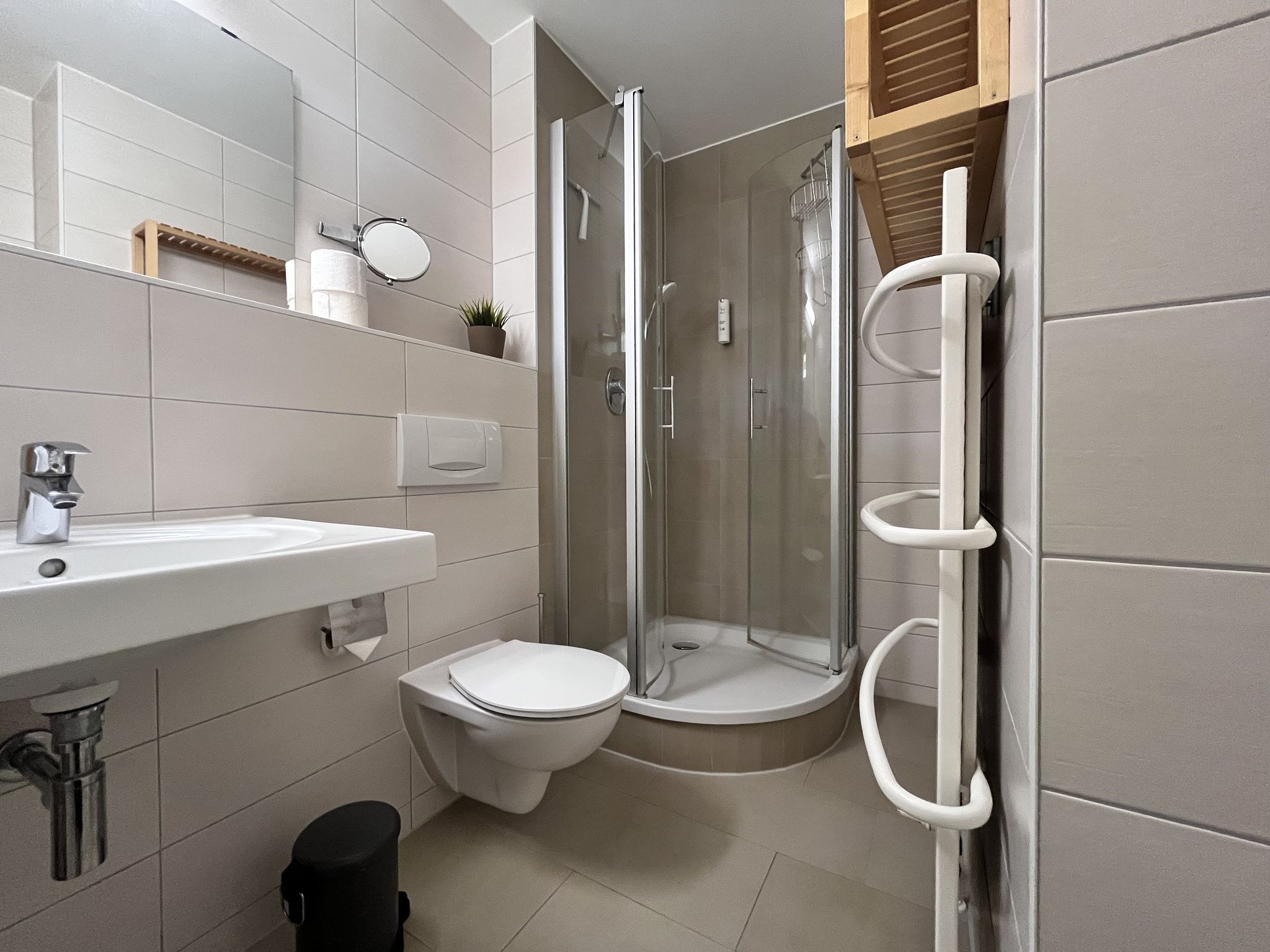 Feriendorf Rugana Komfortplus Ferienwohnung mit 1 Schlafzimmern und Terrasse (A29) Insel Rügen - Badezimmer