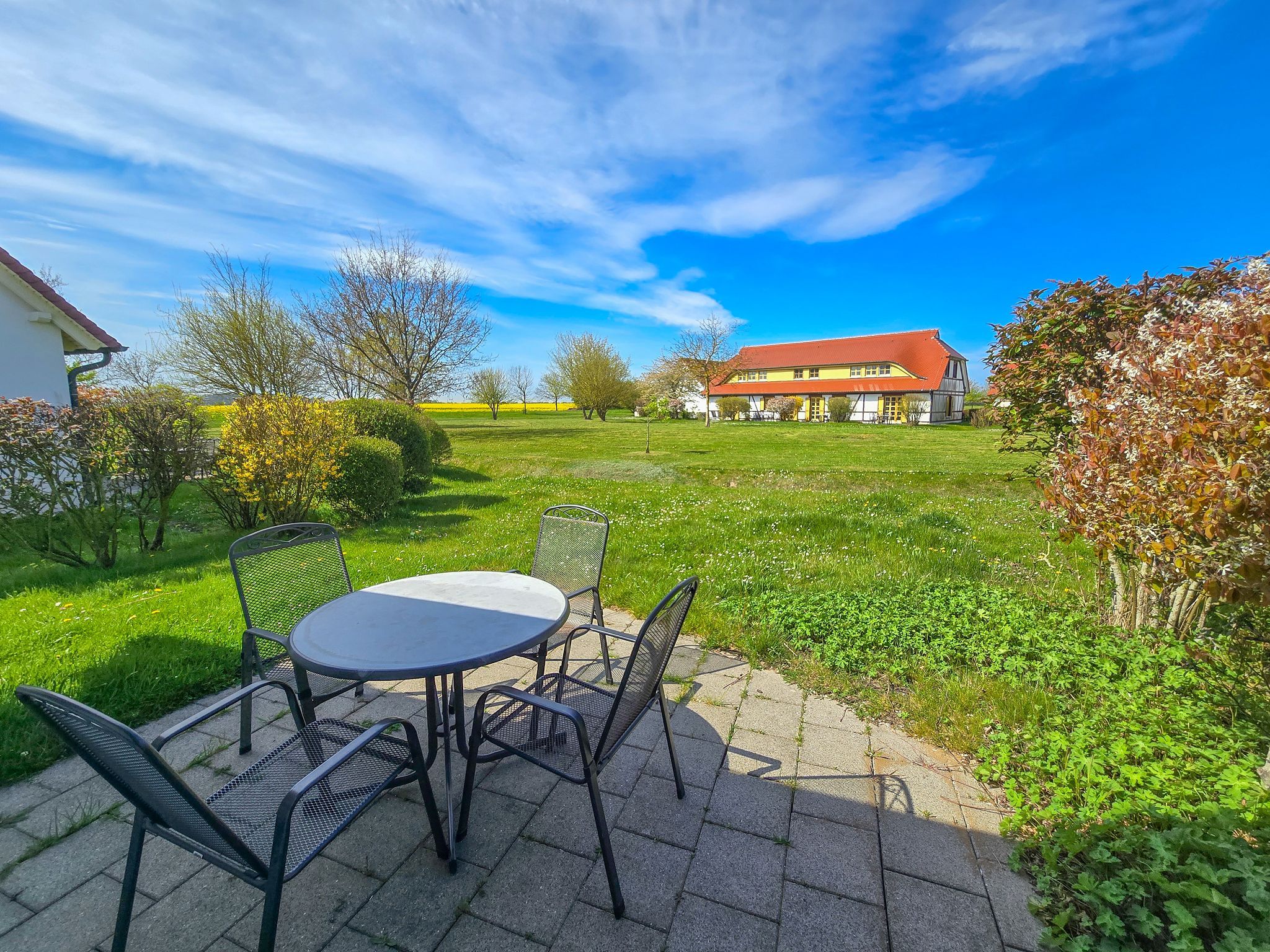 Feriendorf Rugana Klassik Ferienwohnung mit 1 Schlafzimmern und Terrasse (D29) Insel Rügen - Terrasse