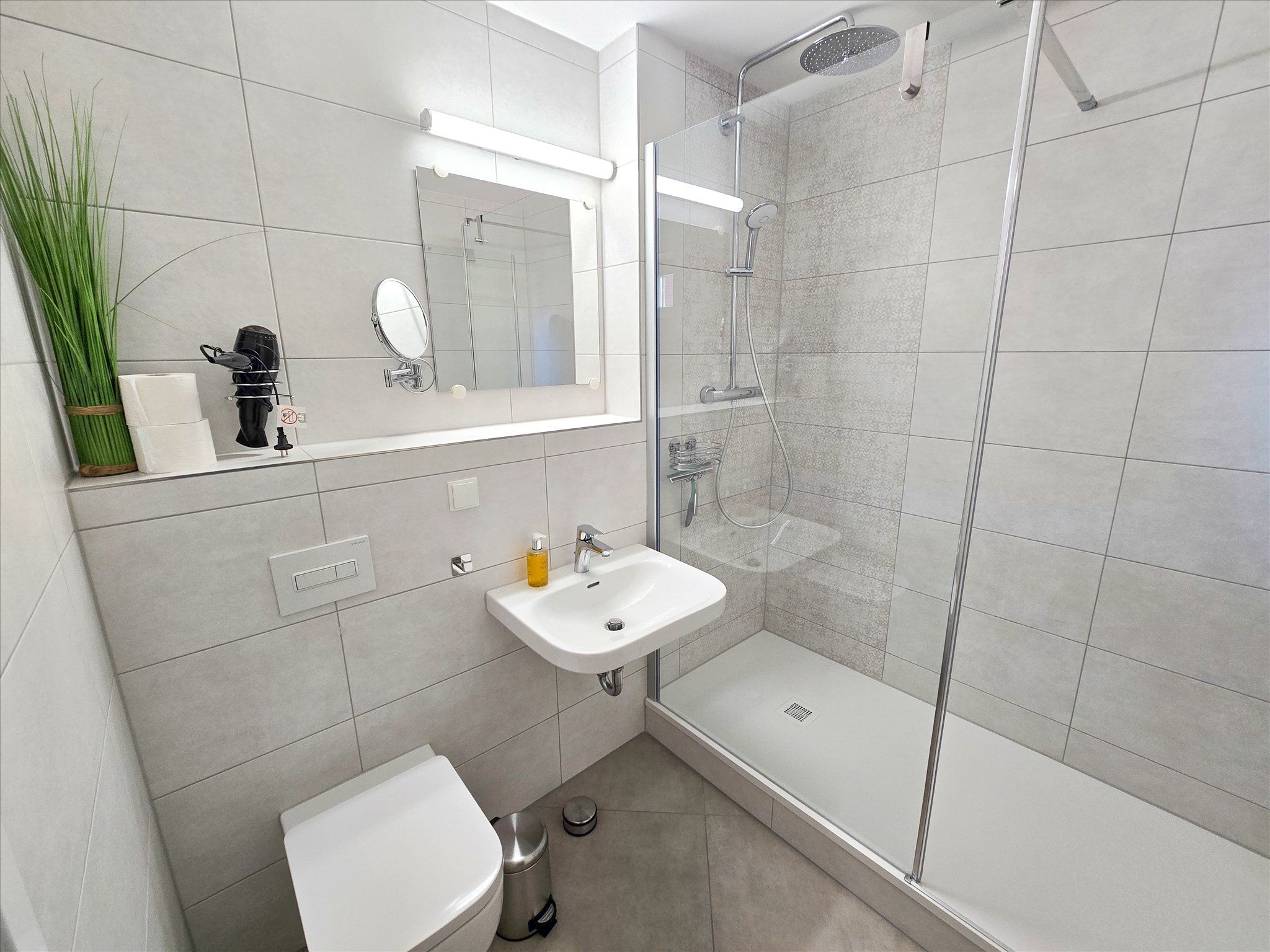 Feriendorf Rugana Komfortplus Ferienwohnung mit 1 Schlafzimmer und Terrasse (B47) Insel Rügen - Badezimmer