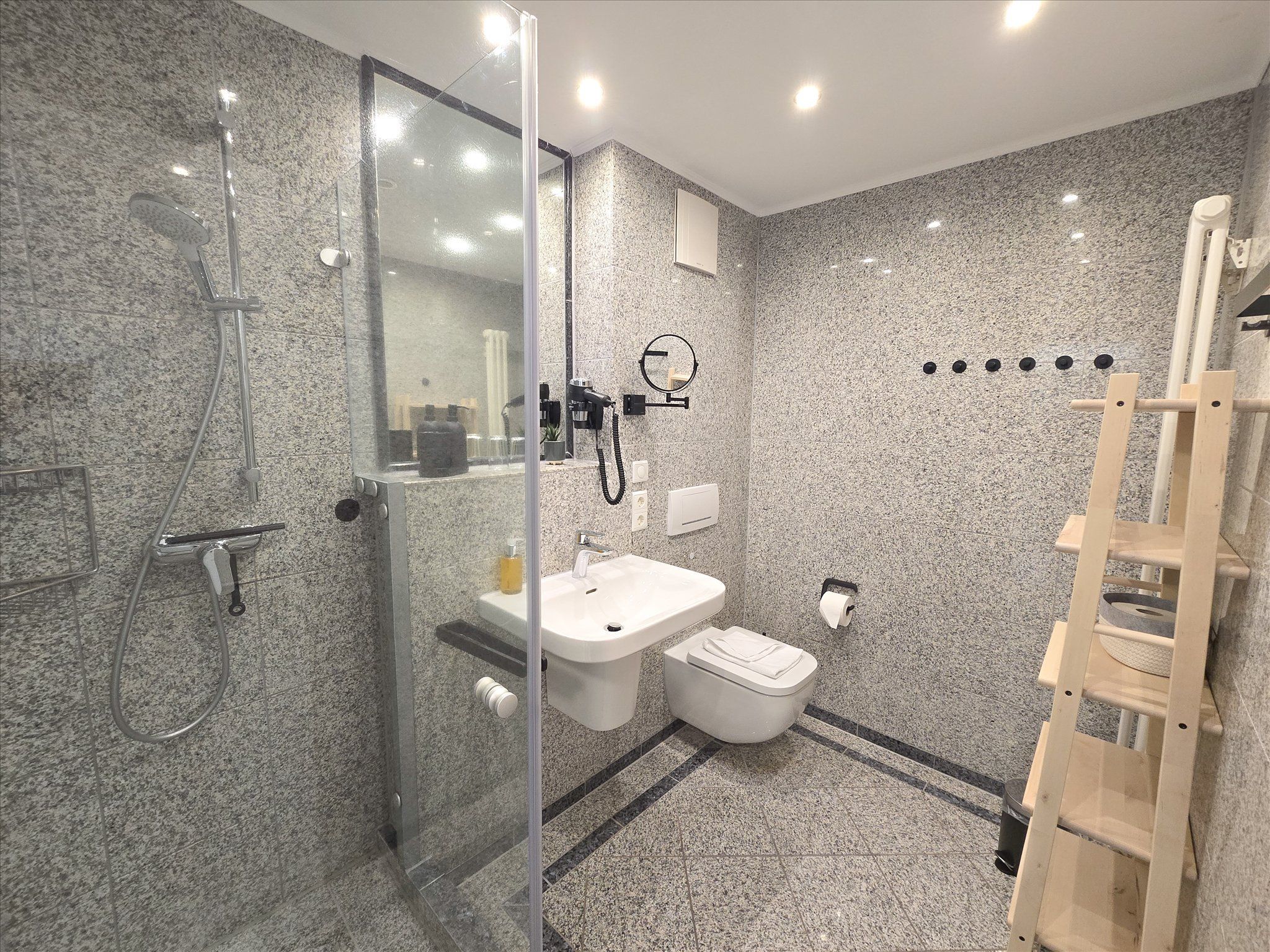 Dünenpark Binz Komfortplus Ferienwohnung mit 2 Schlafzimmern und Balkon im Dachgeschoss (281) Insel Rügen - Badezimmer