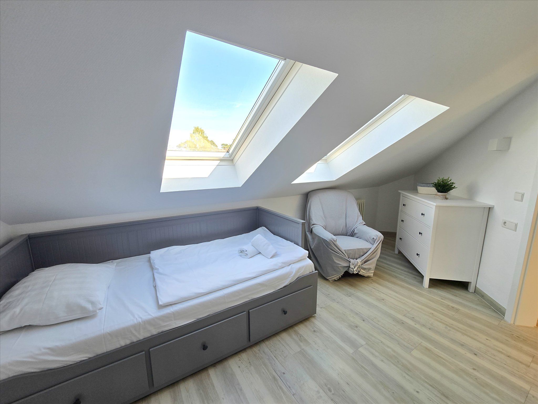 Dünenpark Binz Komfortplus Ferienwohnung mit 2 Schlafzimmern und Balkon im Dachgeschoss (281) Insel Rügen - Schlafzimmer